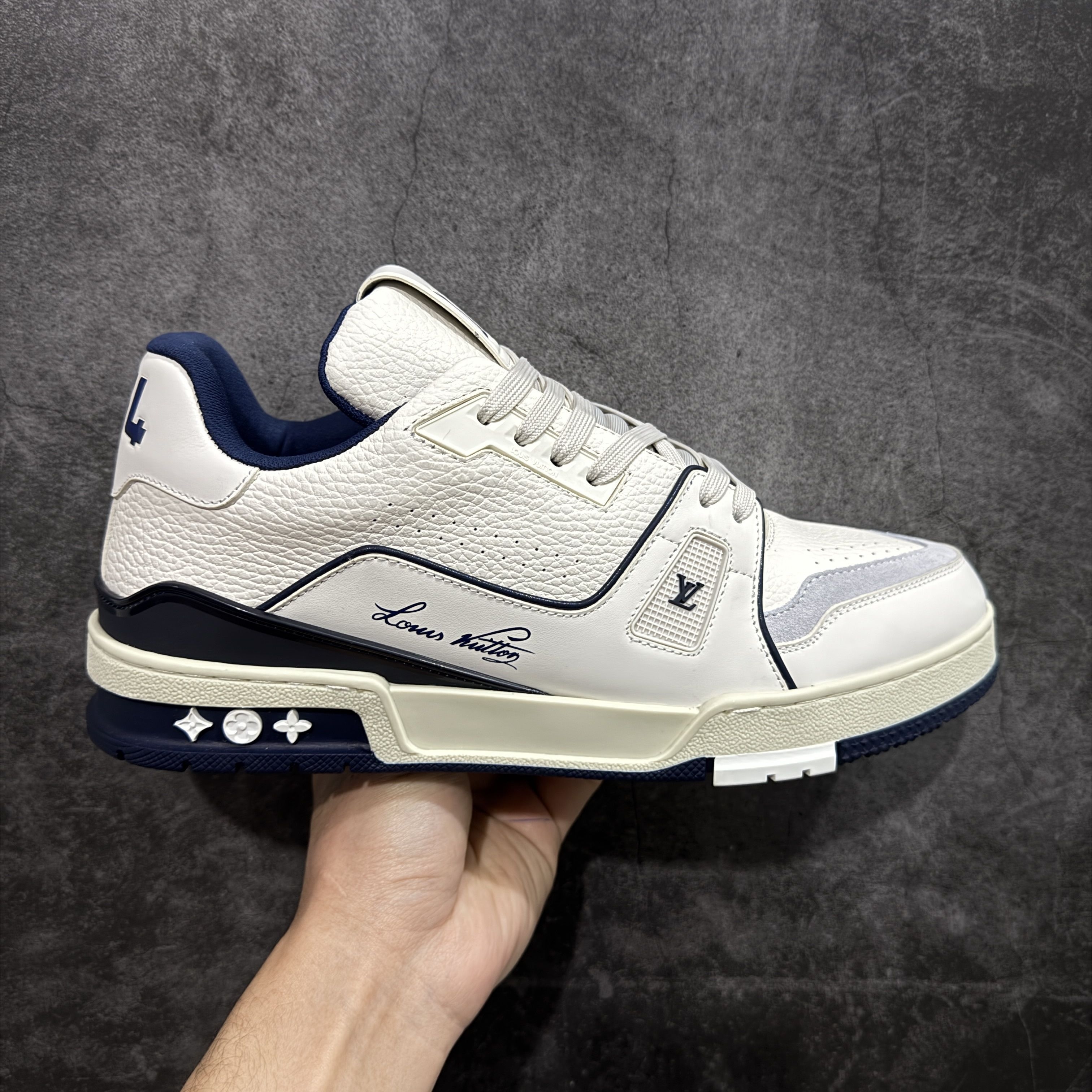被问爆的Louis Vuitton Trainer,这双蓝白真的戳中我