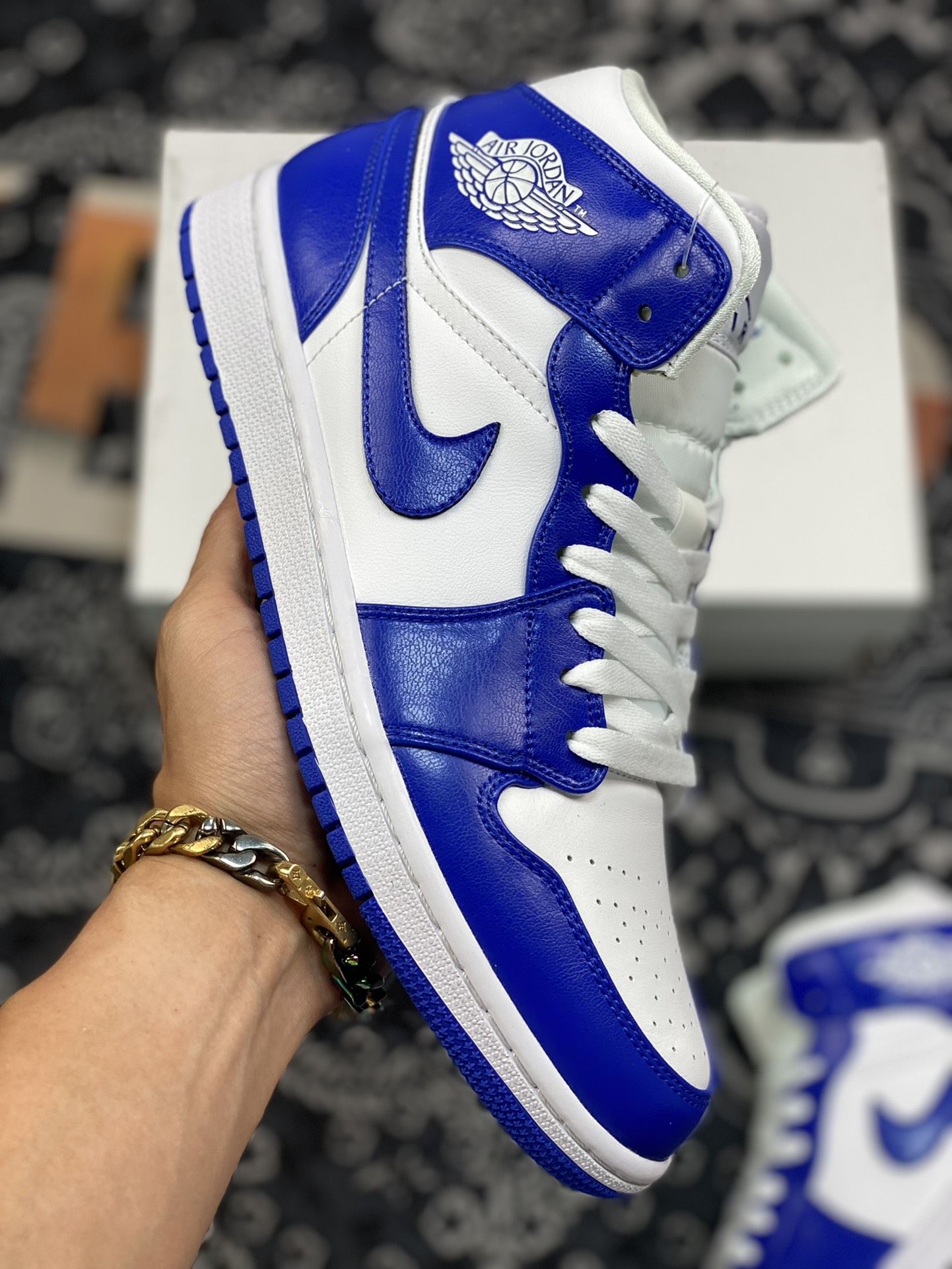 终于入手这双风暴蓝AJ1，小闪细节太戳我