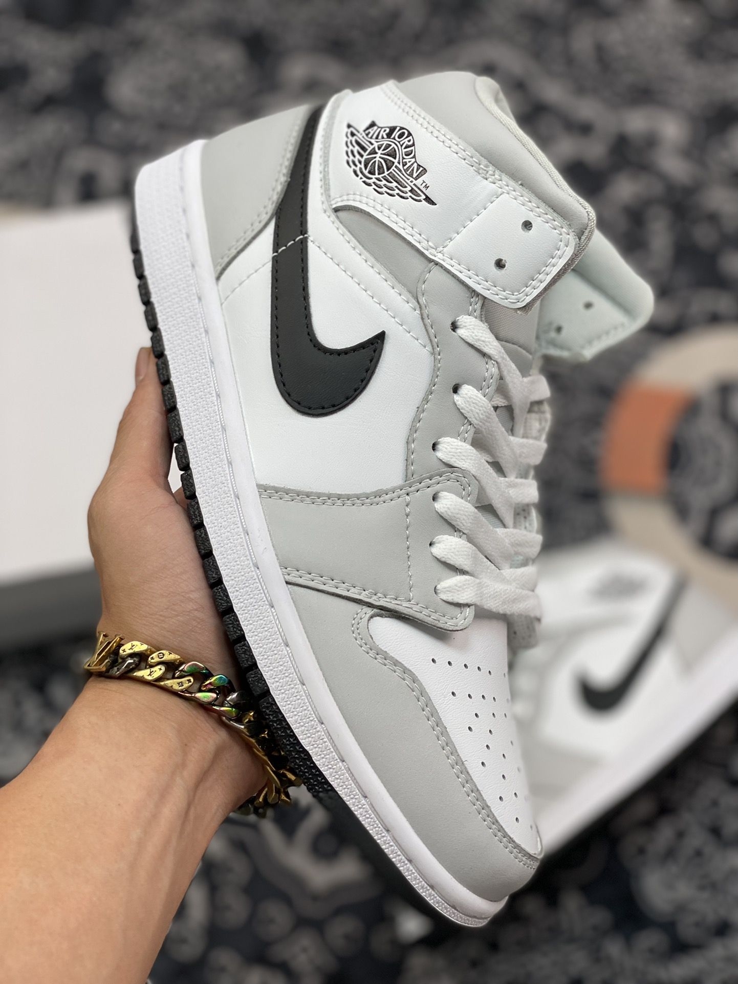 百搭不挑人的Air Jordan 1中帮烟灰，日常穿太舒服了