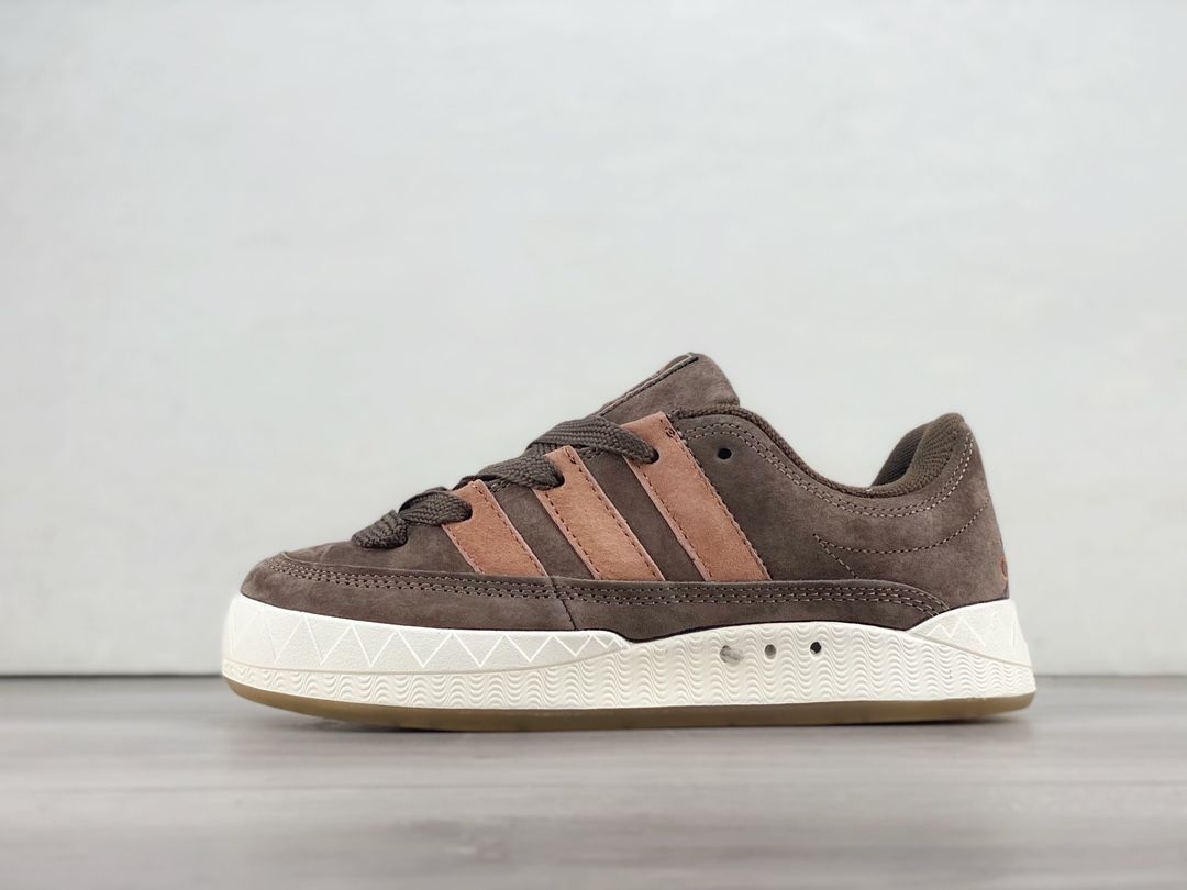 谁懂啊!这双棕白adidas面包鞋真的太对味了