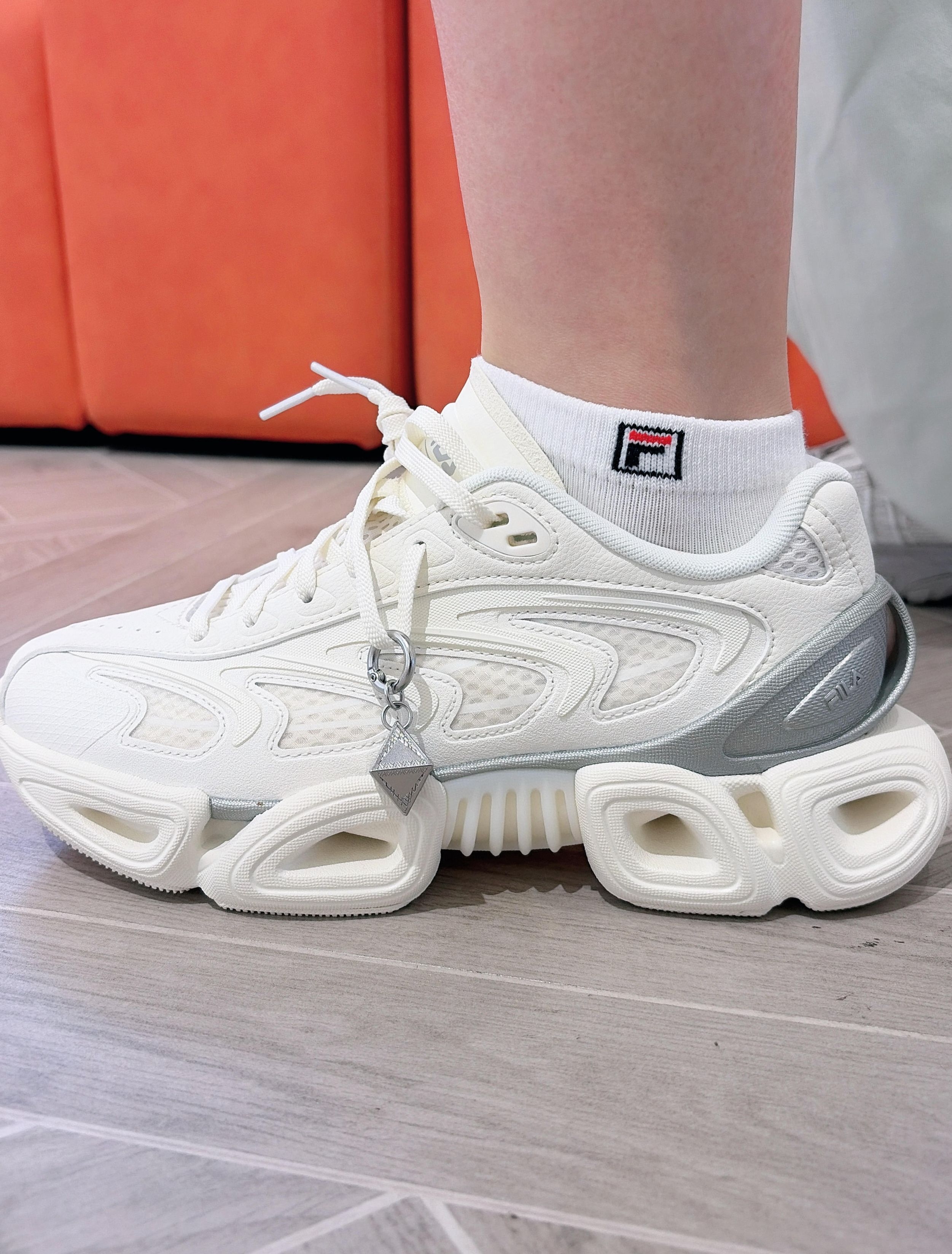 FILA VETTA SC米白｜暴走两万步不酸脚的秘密，宽脚星人闭眼冲！