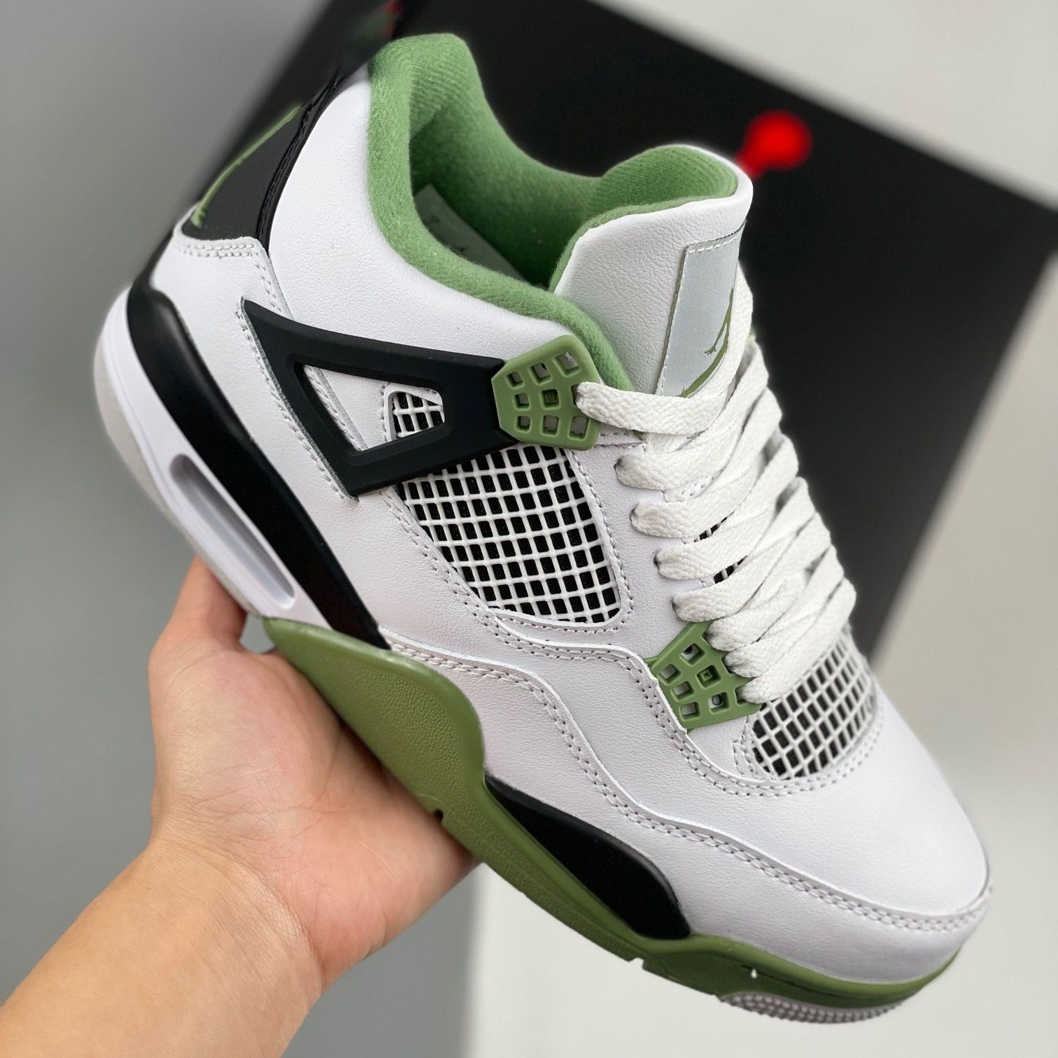 被问爆的神仙配色AJ4!谁穿谁好看