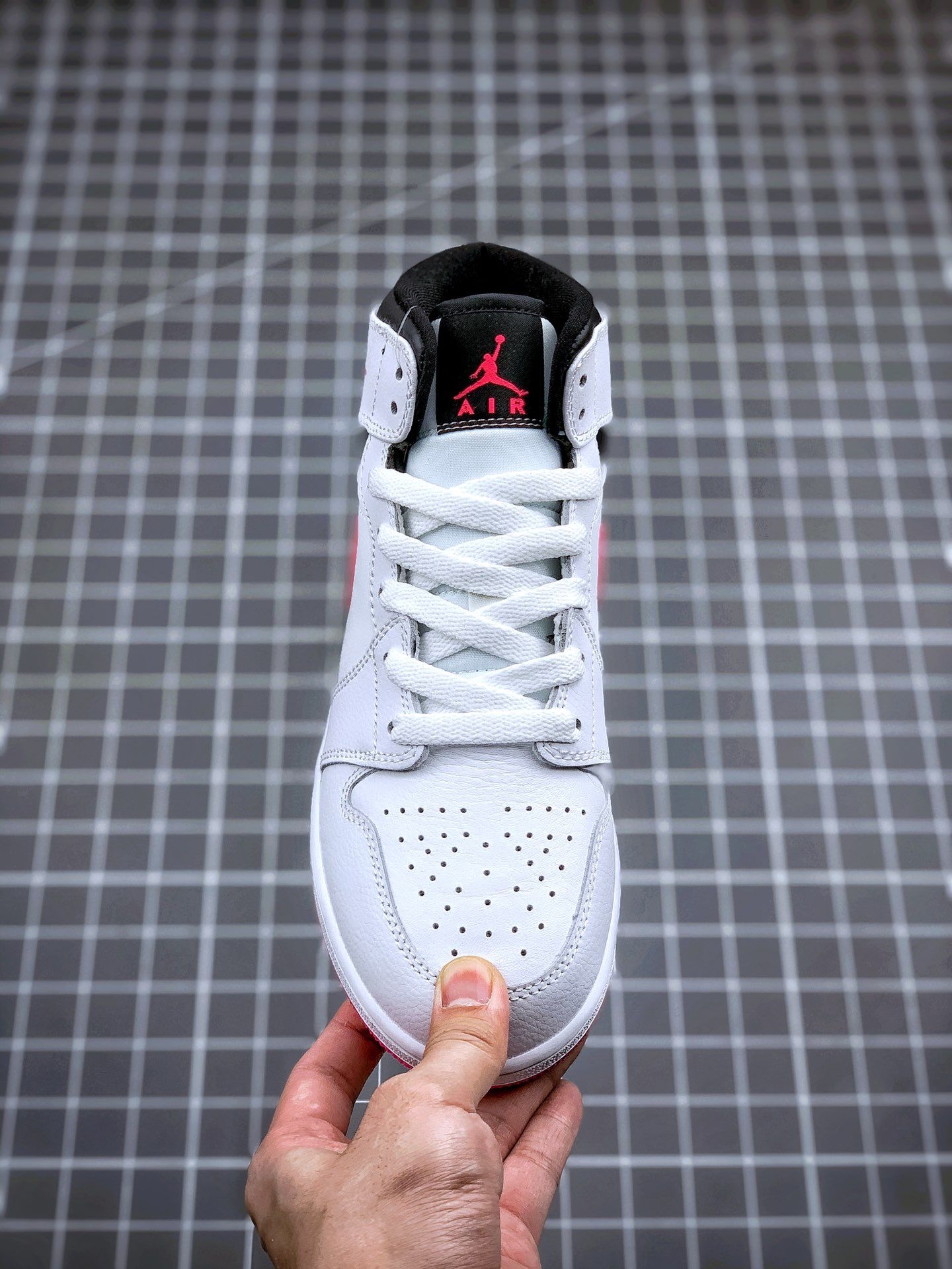 Air Jordan 1中帮黑白粉鸳鸯测评|甜酷女孩的百搭款