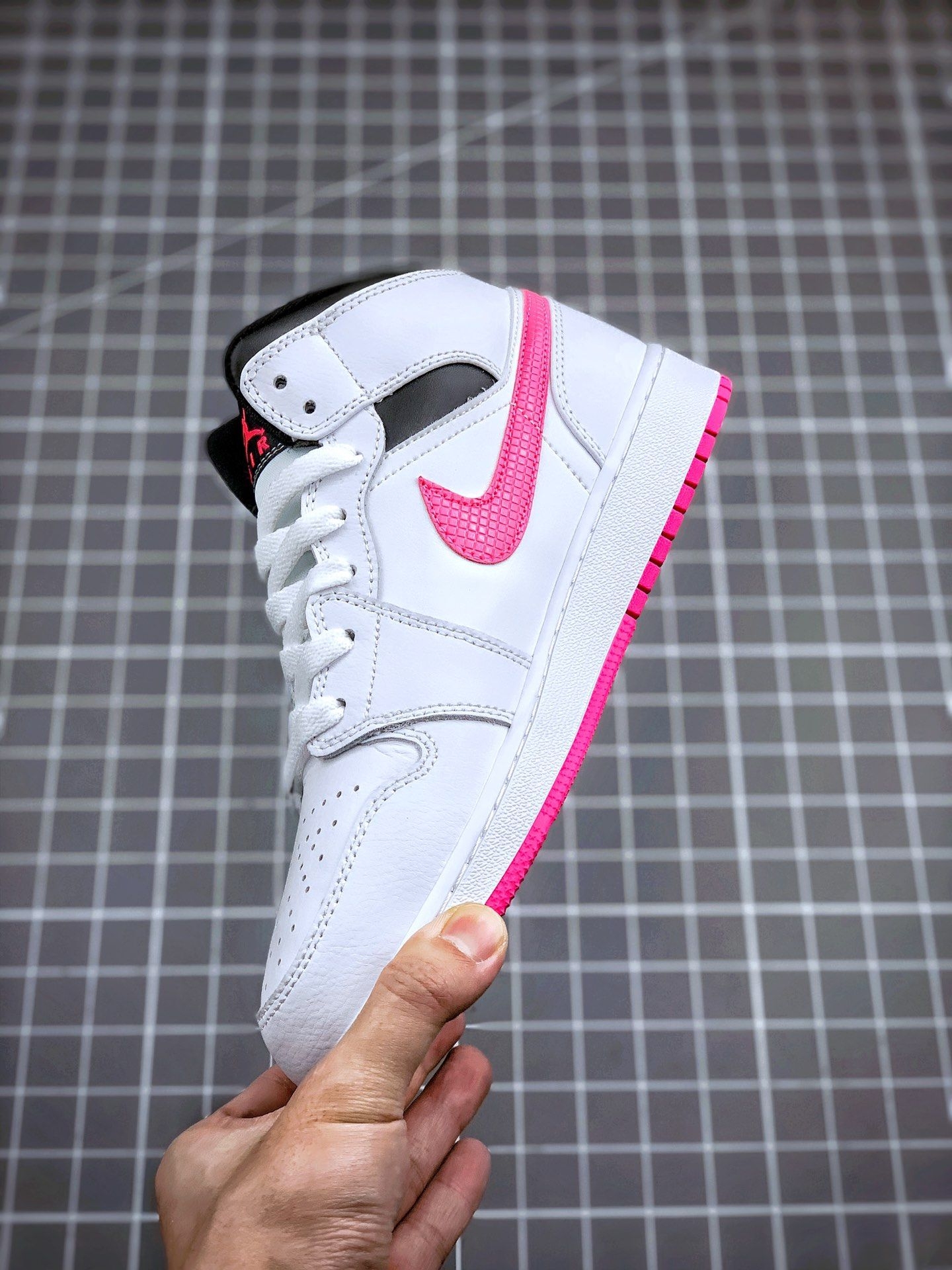 Air Jordan 1中帮黑白粉鸳鸯测评|甜酷女孩的百搭款