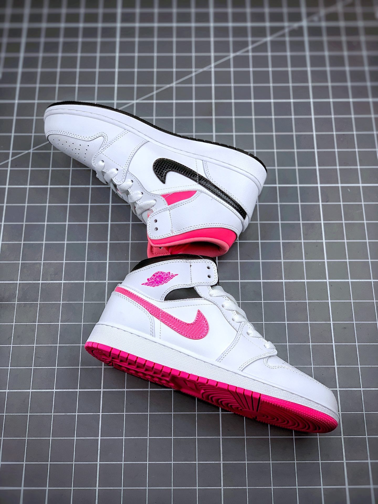 Air Jordan 1中帮黑白粉鸳鸯测评|甜酷女孩的百搭款