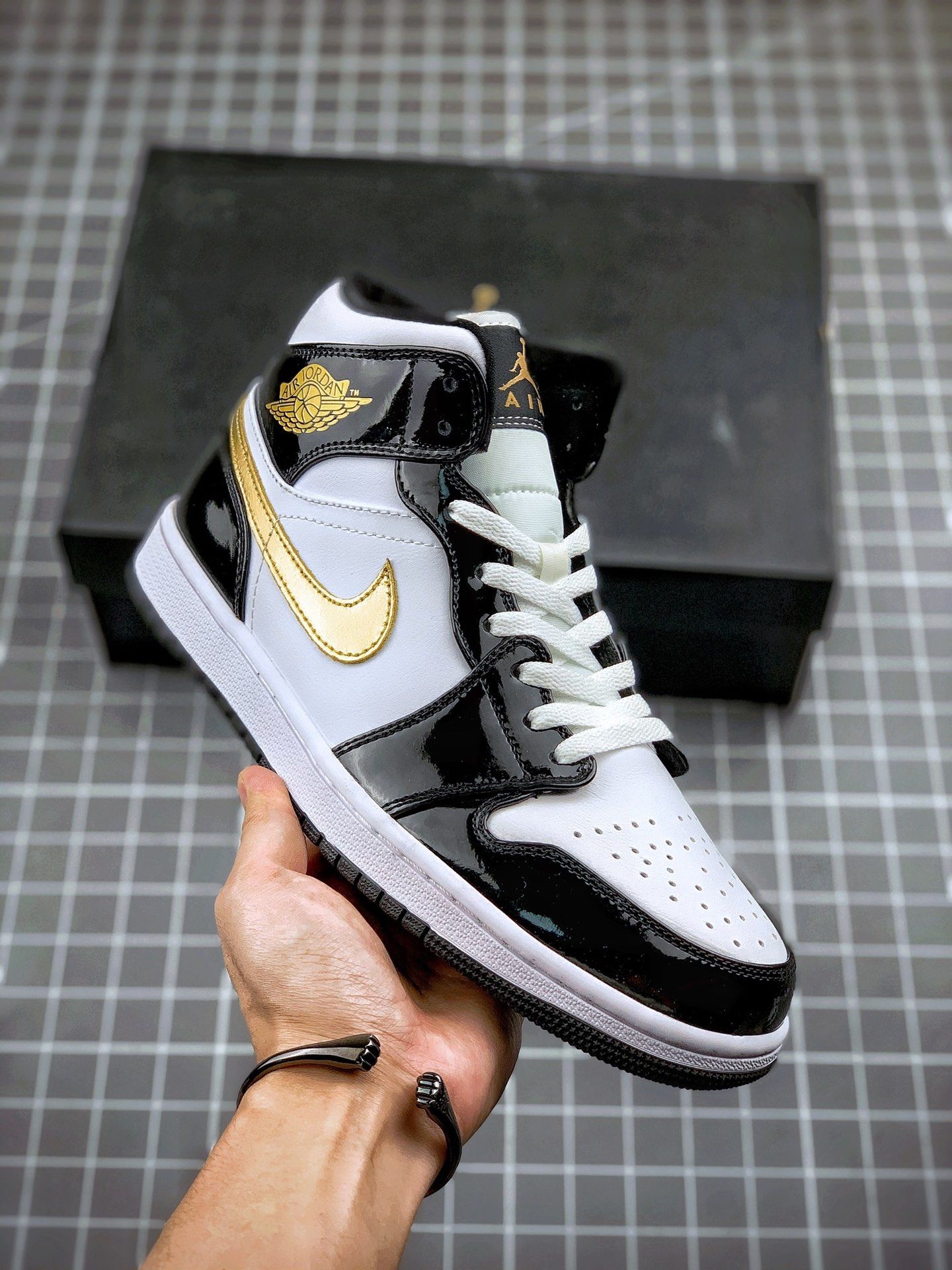 百搭不撞款!Air Jordan 1中帮小黑金太香了