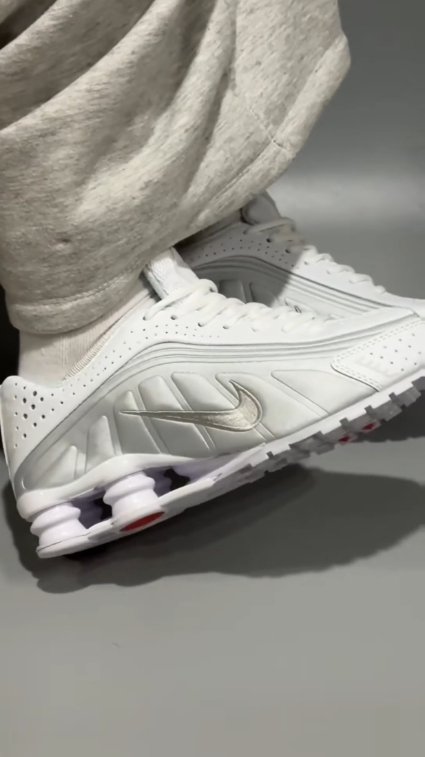 「Y2K神鞋回归！Shox R4 白银上脚实测，谁穿谁是千禧潮人」