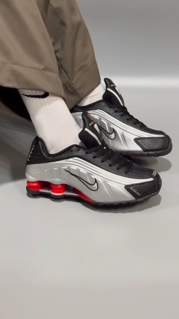 「鞋圈活化石回归！Nike Shox R4 复古黑银杀疯了」