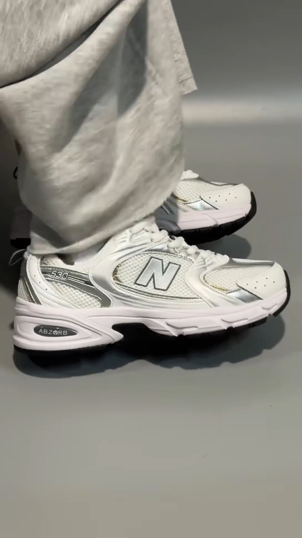 New Balance MR530白银款深度解析，看完你就知道为什么它能火📝✅ 颜值设计：千禧年