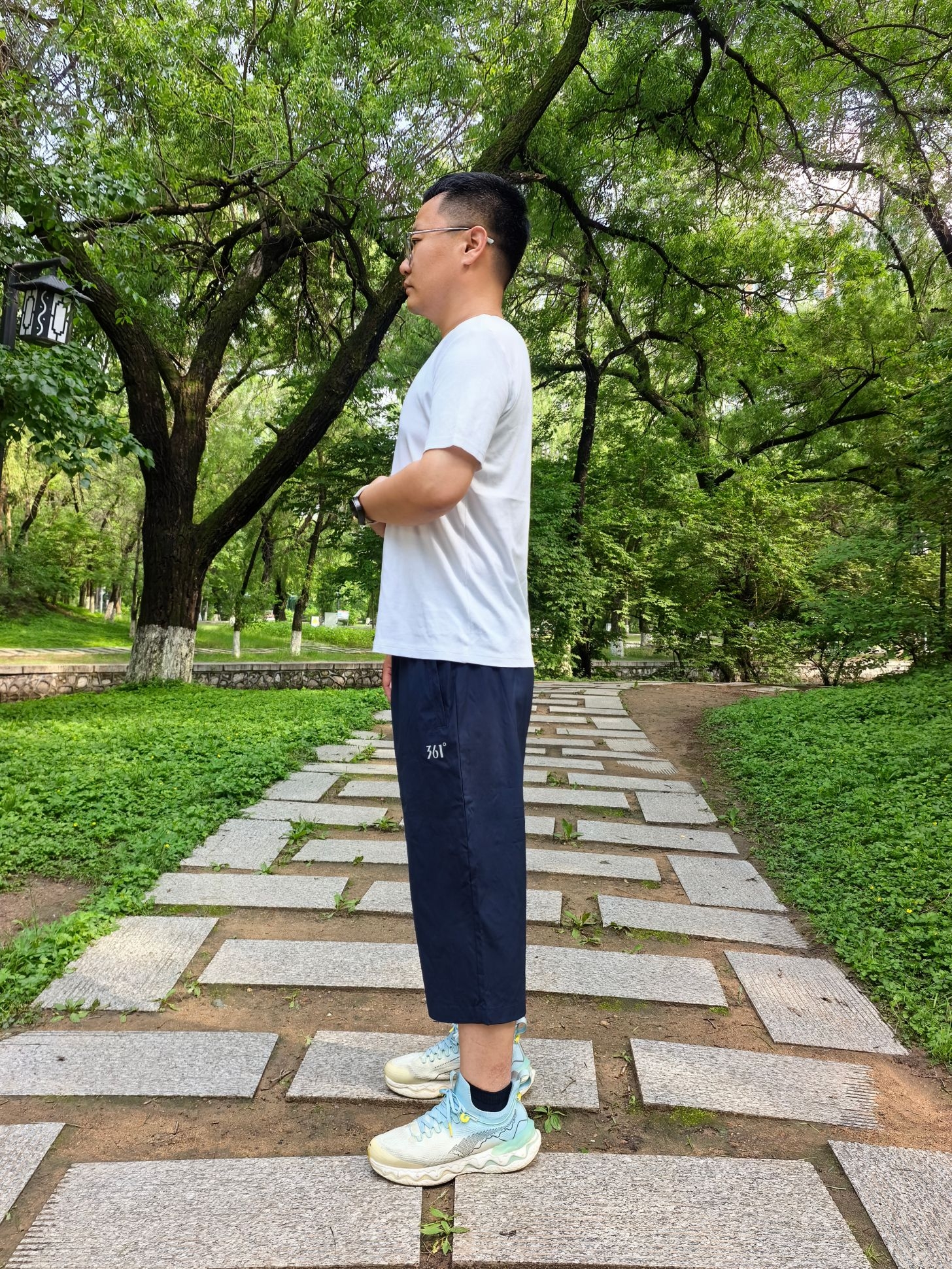 白T+七分裤,藏不住的少年感和腿