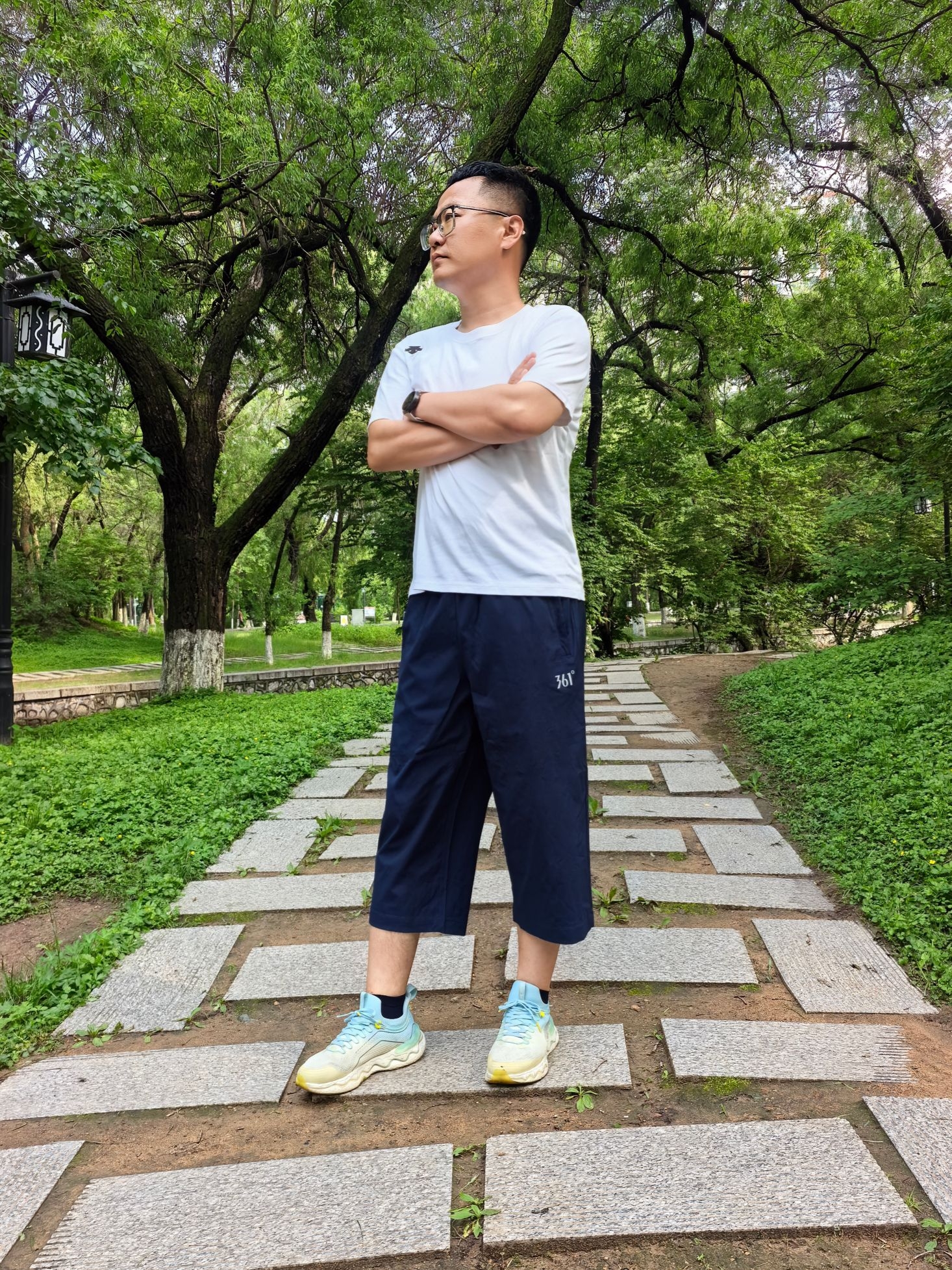 白T+七分裤,藏不住的少年感和腿