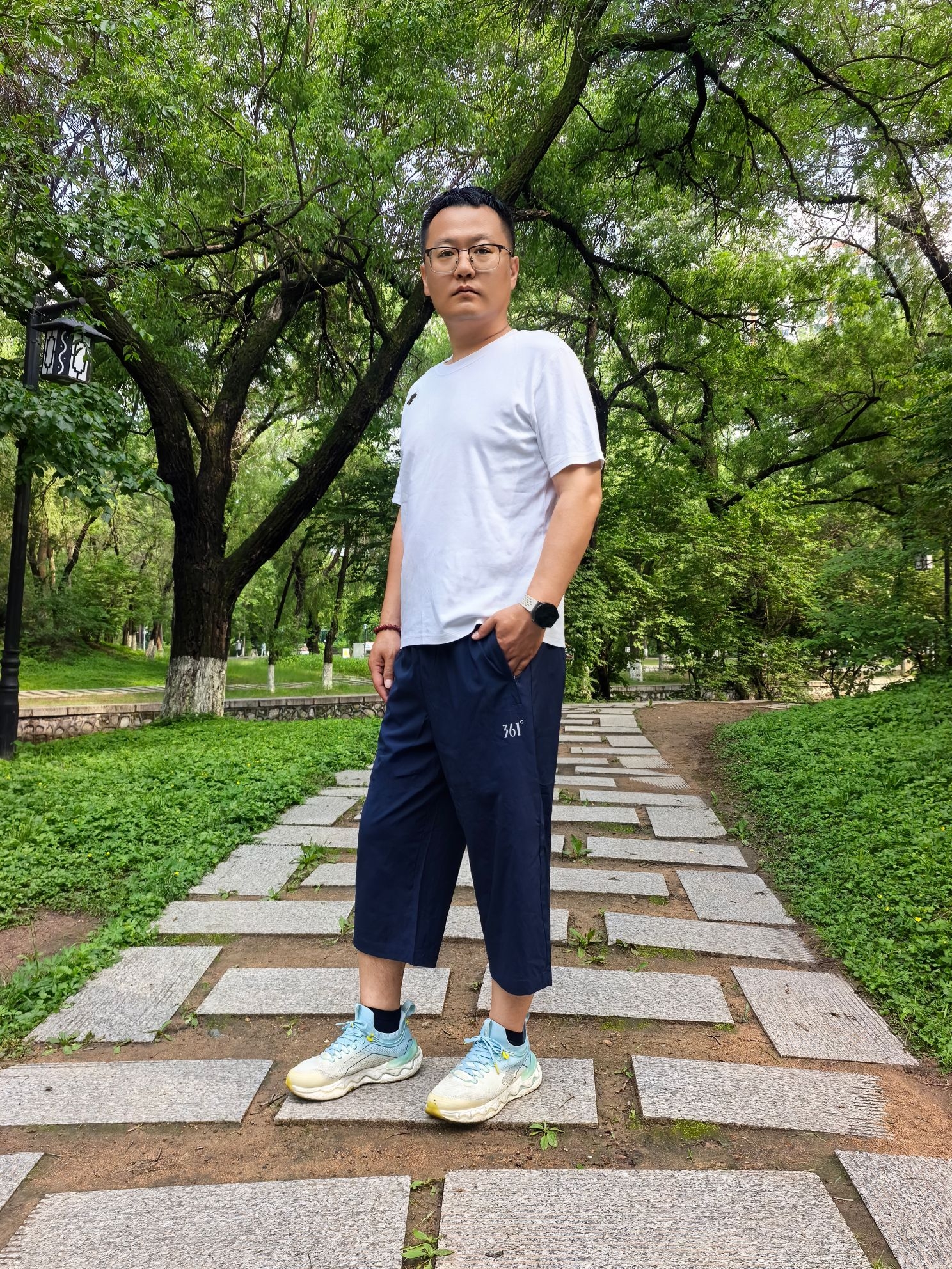 白T+七分裤,藏不住的少年感和腿