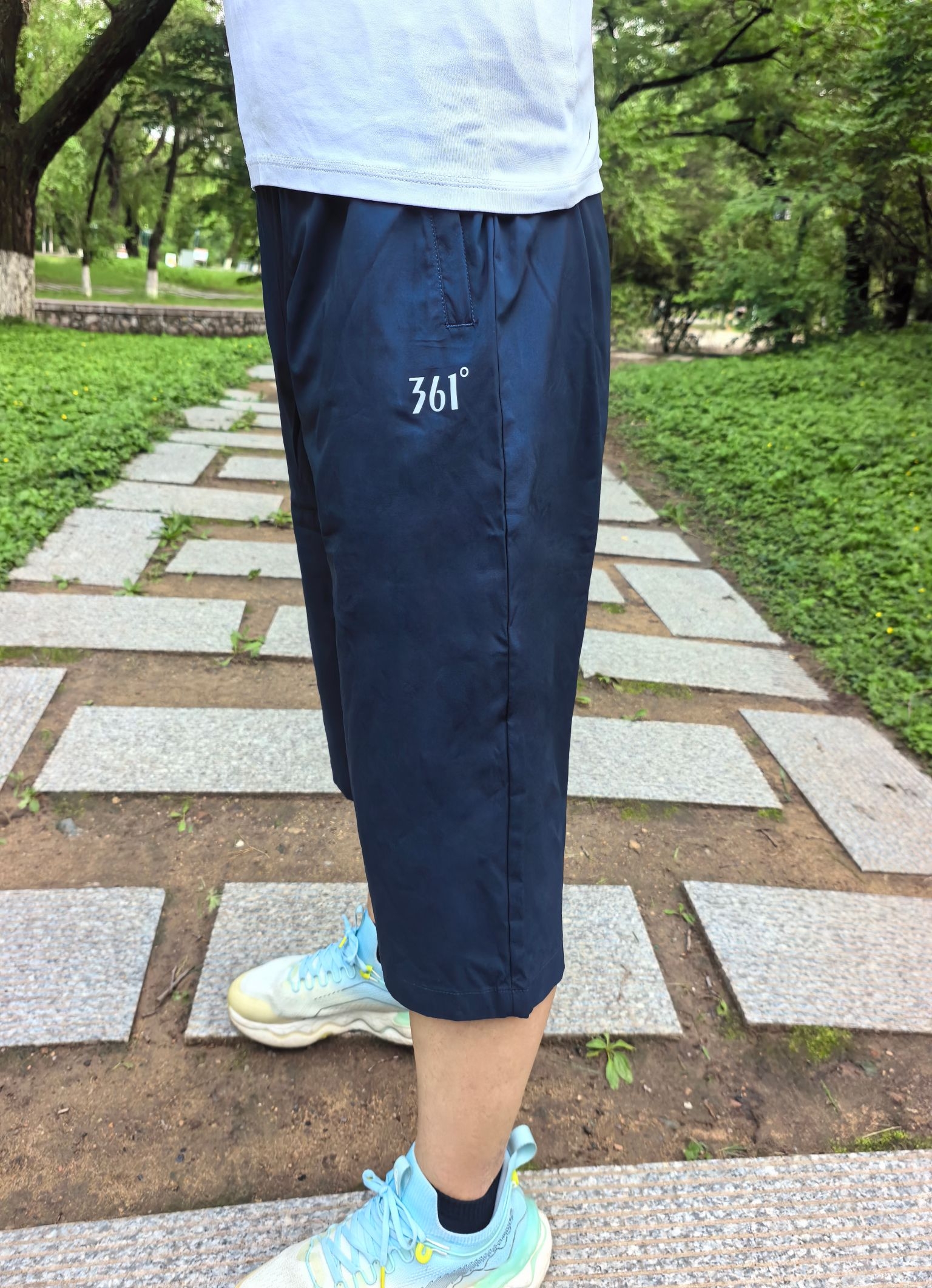 白T+七分裤,藏不住的少年感和腿