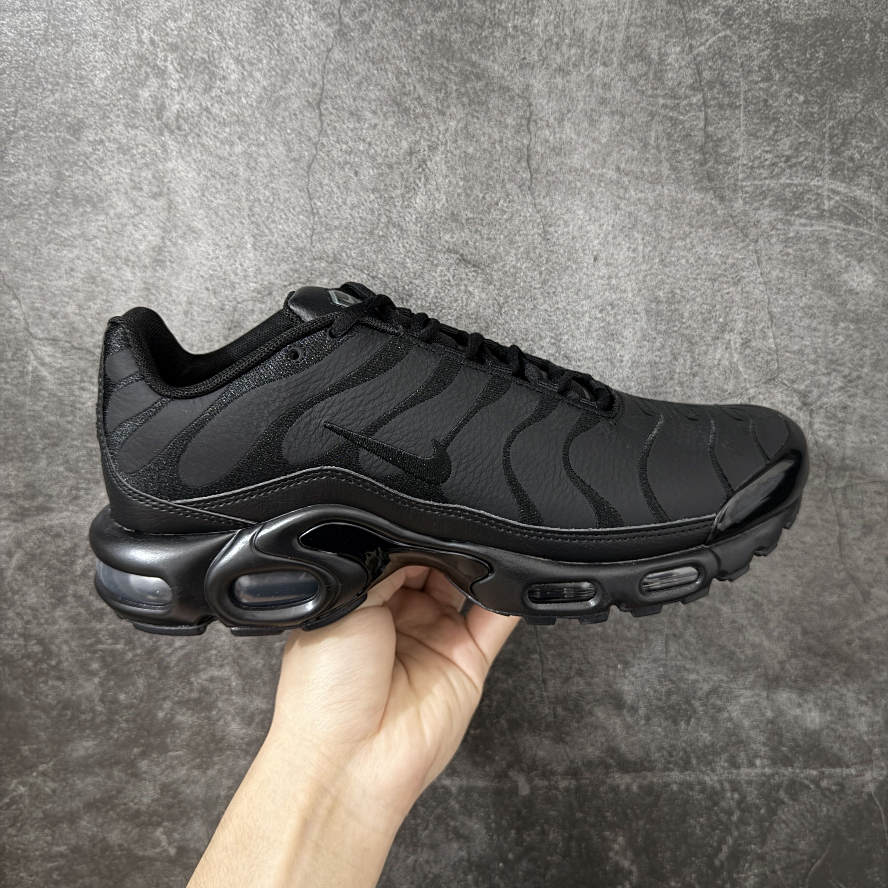 种草Nike Air Max Plus纯黑款，百搭神鞋太香了