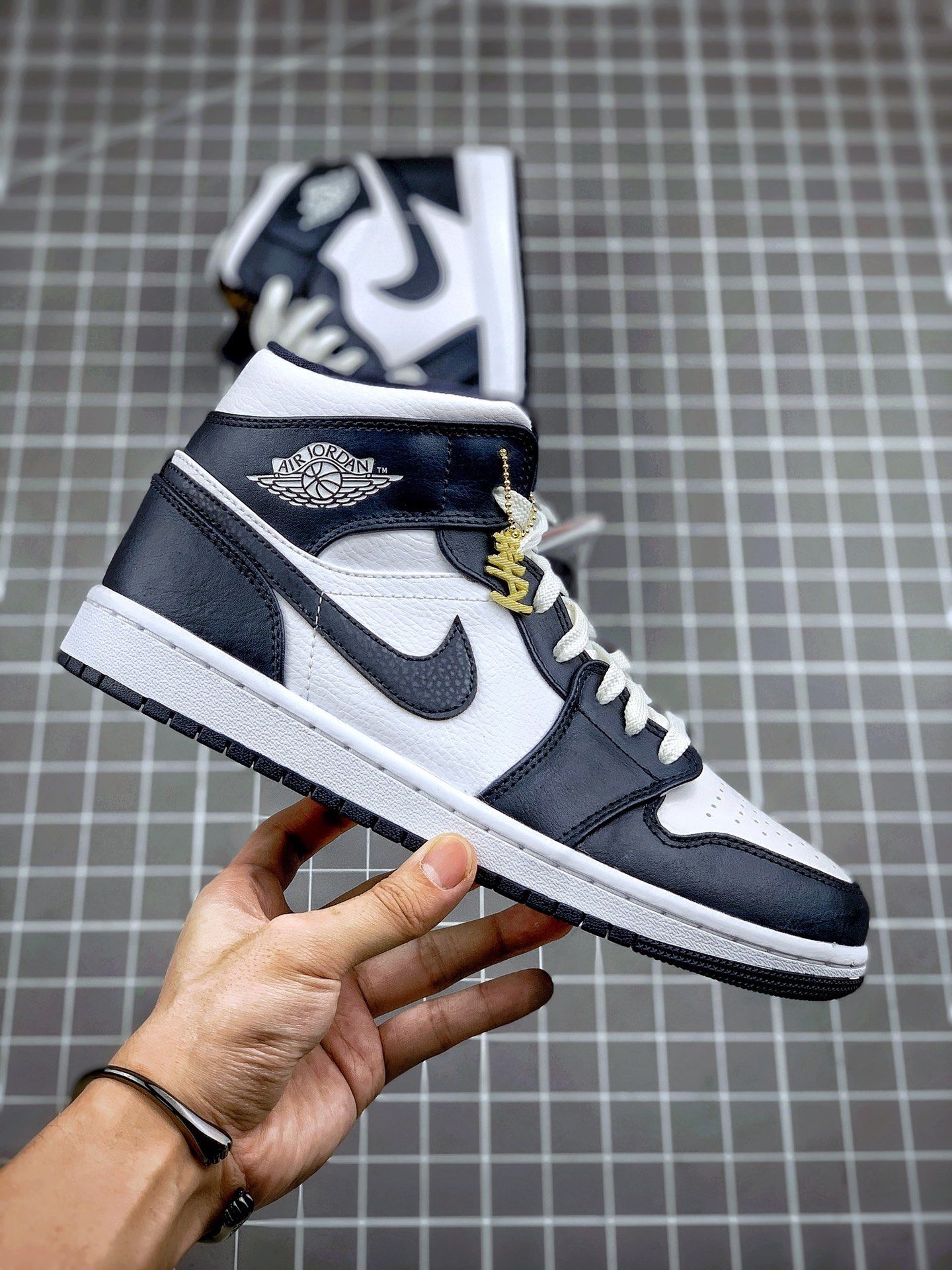 Air Jordan 1中帮黑曜石｜经典永不过时的百搭神鞋