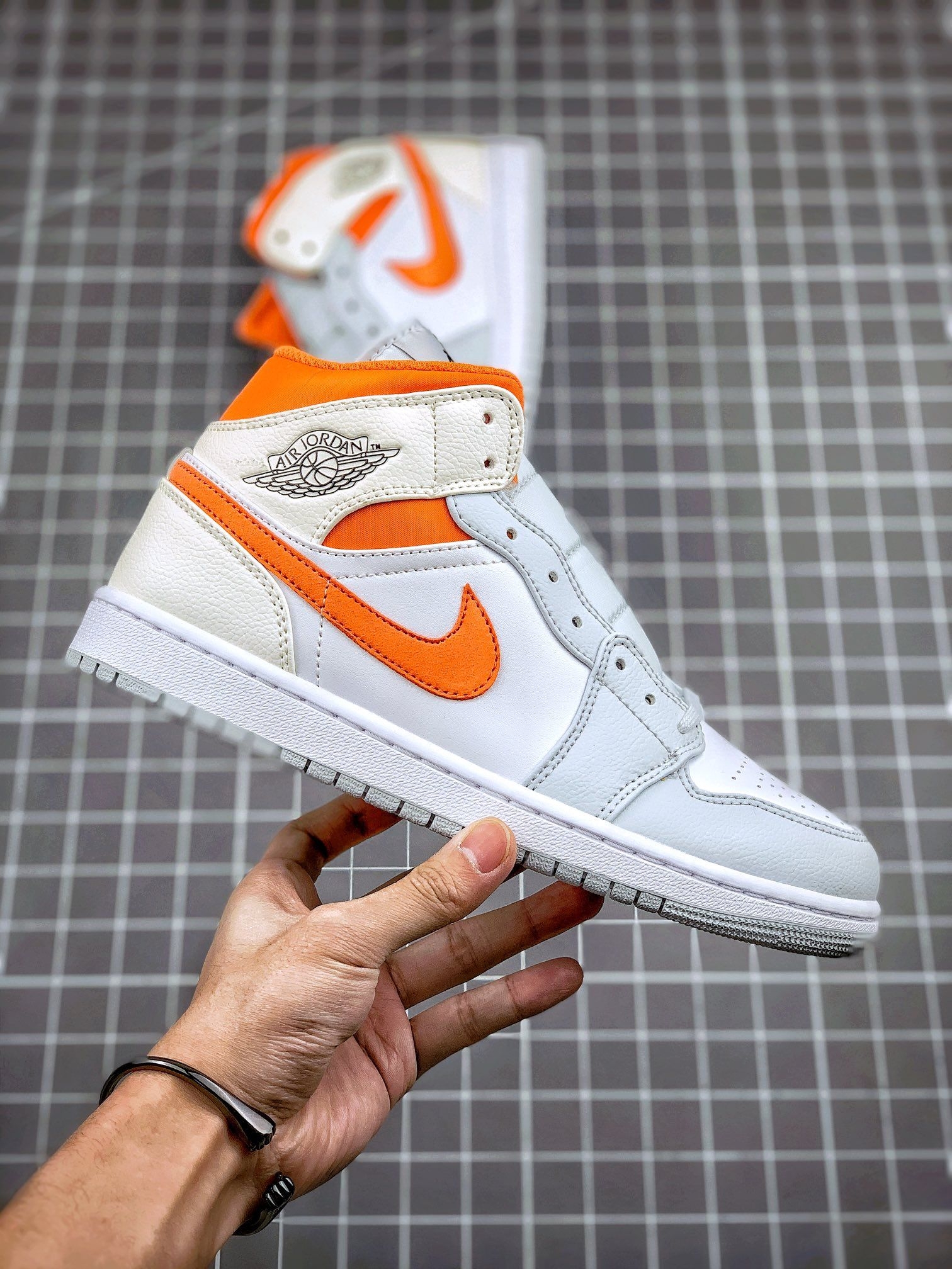 实物真香!Air Jordan 1白灰橙中帮开箱分享
