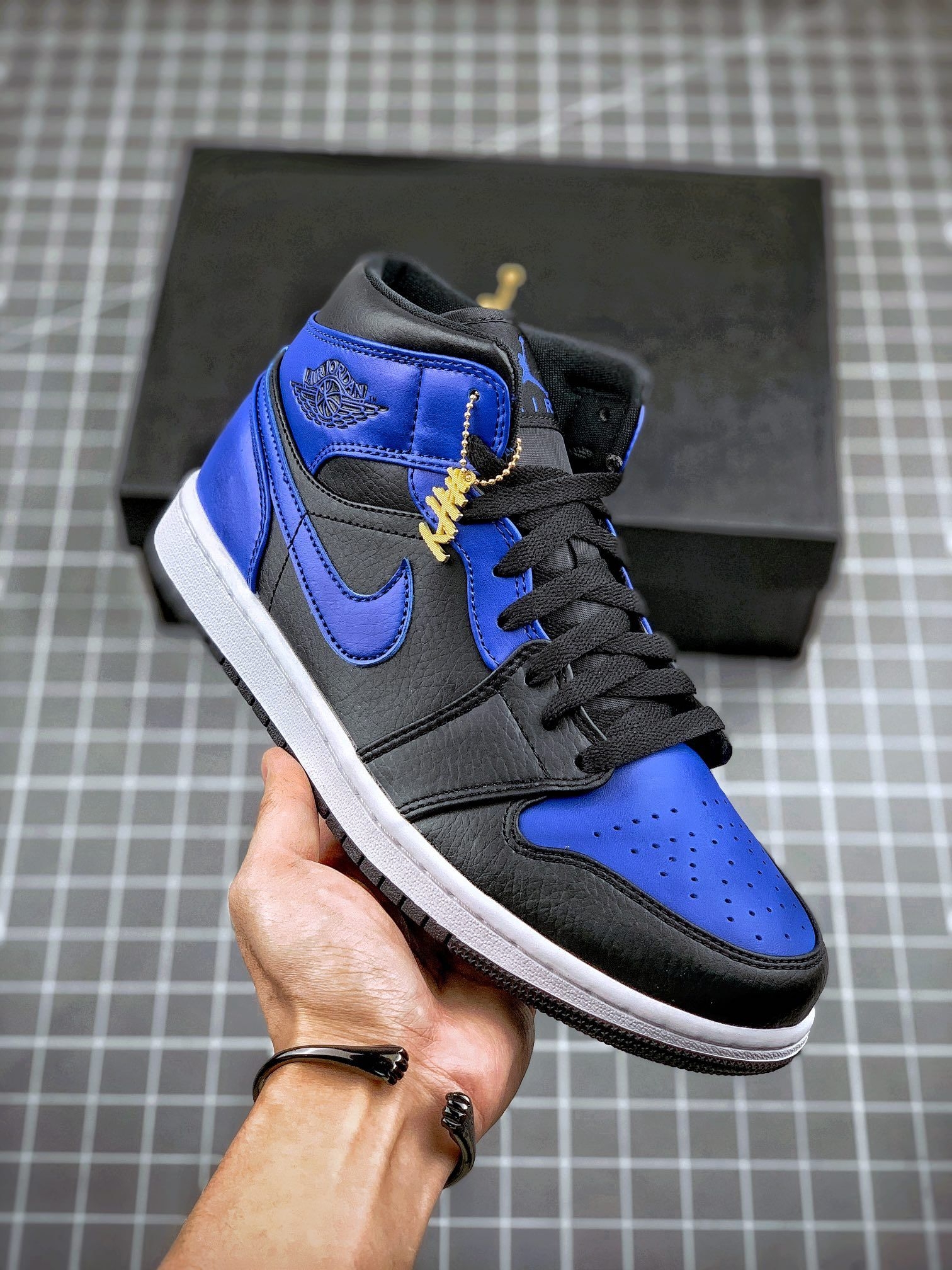 「开箱测评」Air Jordan 1黑皇家蓝中帮，经典永不过时
