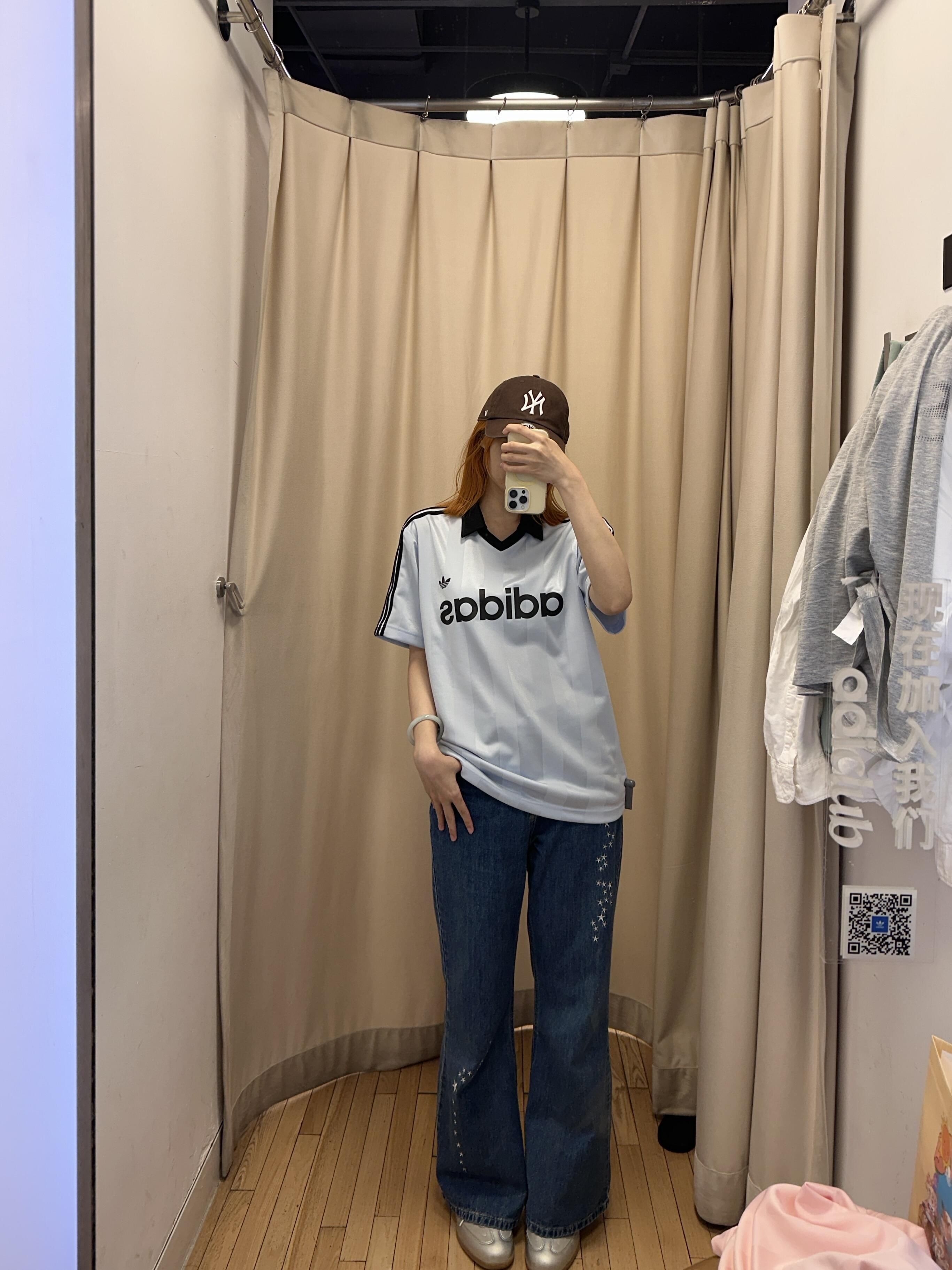 救命！adidas这件球衣风短袖也太会了