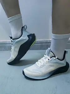 不踩雷入门跑鞋!安踏毒刺,日常穿搭运动全能适配