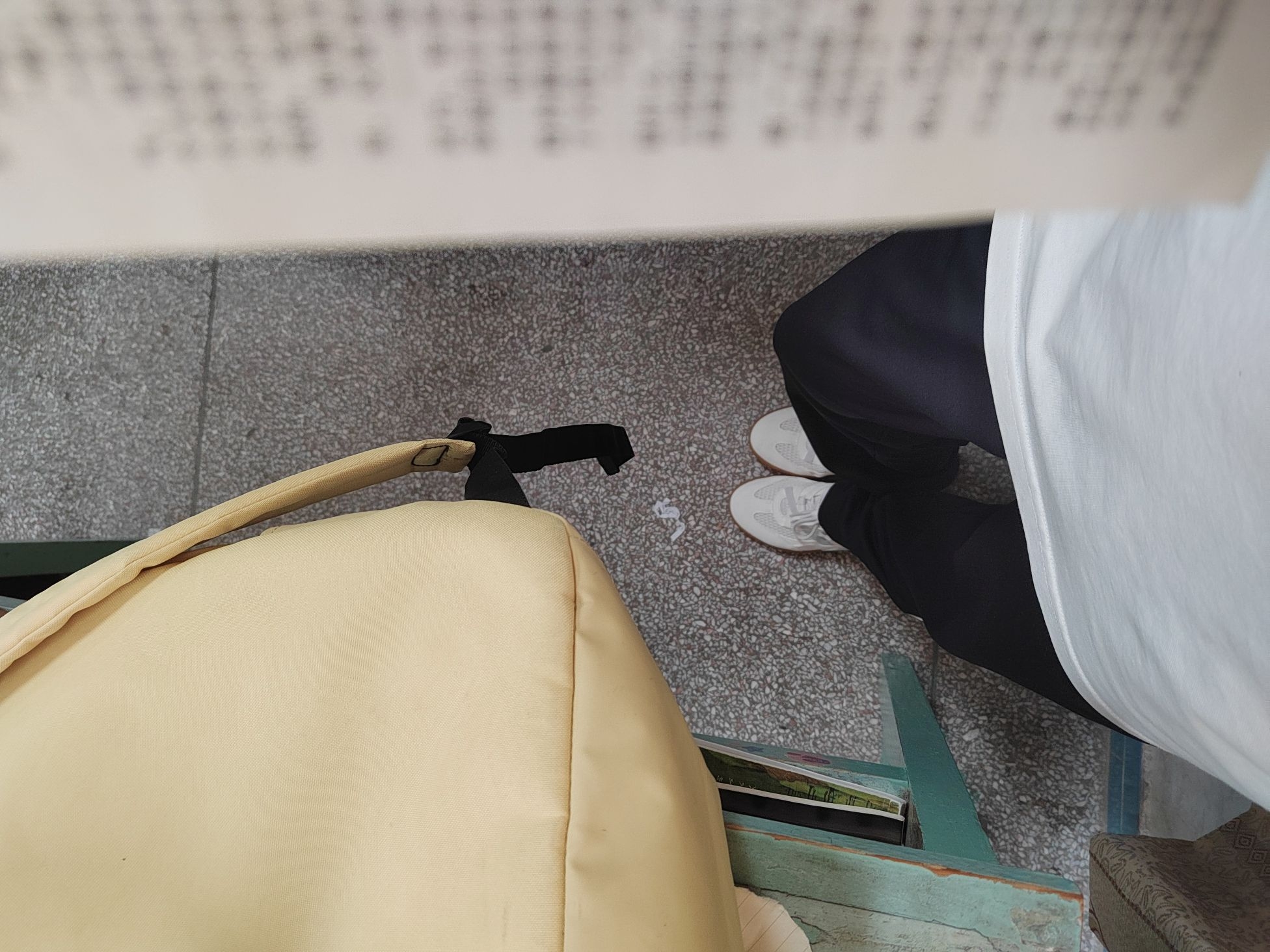 安踏小白花