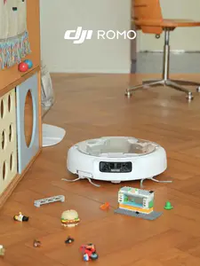 给 DJI ROMO 安排了场高难度路考🚗 满地乐高玩具车、小熊软糖🍬