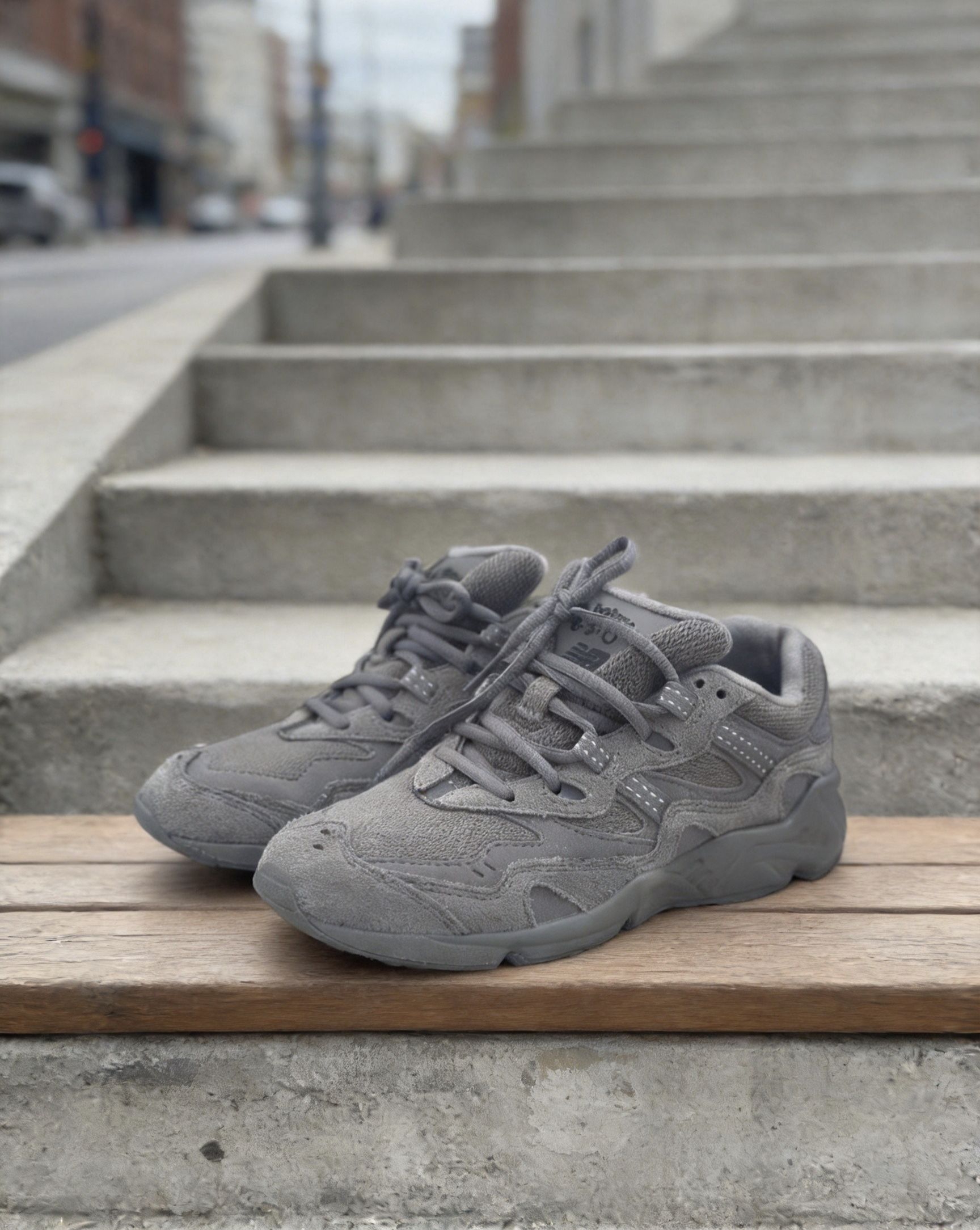 🧱 别嫌它“土”！New Balance 850 “水泥鞋”才是复古老爹鞋的隐藏王者