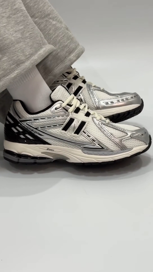 年度最火复古跑鞋！NB 1906R 白黑银，上脚直接封神