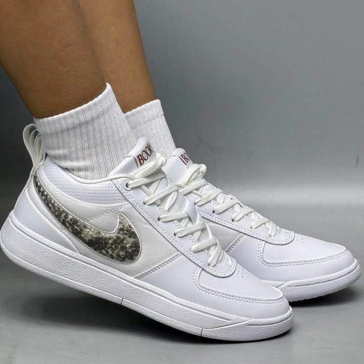 Nike Book 1 纯白大理石Swoosh：把简约玩到极致的实战百搭神鞋