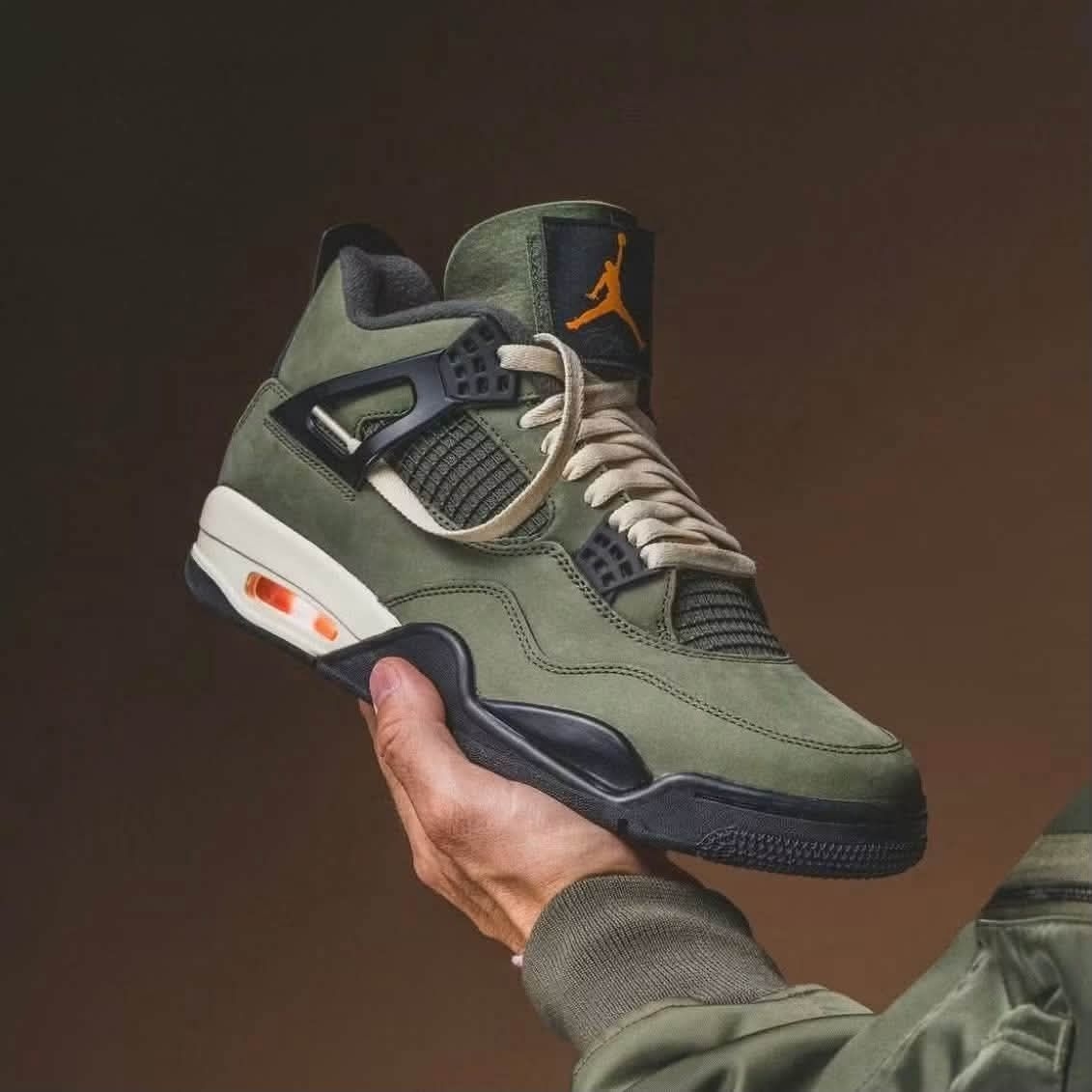 年度封神！AJ4 Undefeated 联名「军绿橙标」，复古玩家的终极收藏🔥