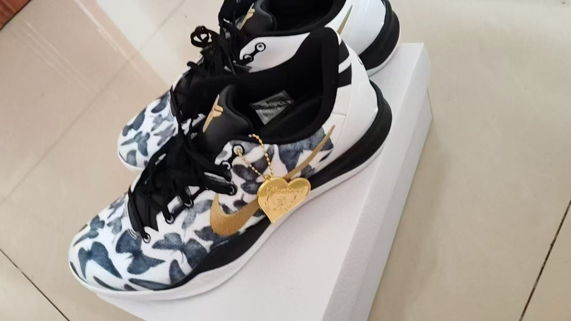 白金黑科比8真的帅😍