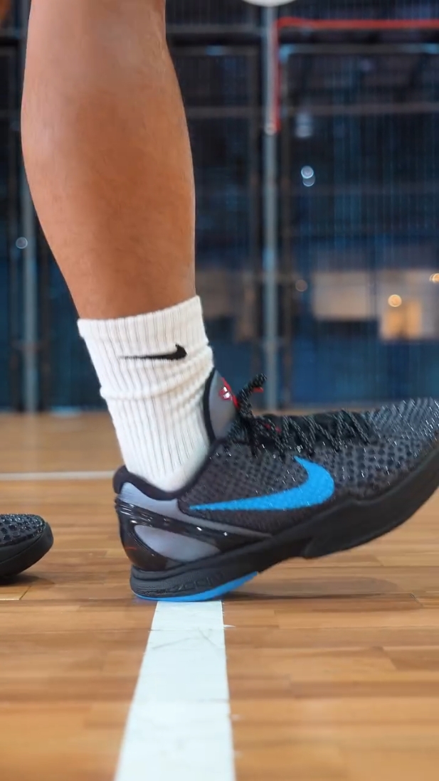 「Nike Kobe 6 Protro 黑蓝蛇鳞！科比战靴里最帅的“黑曼巴”」