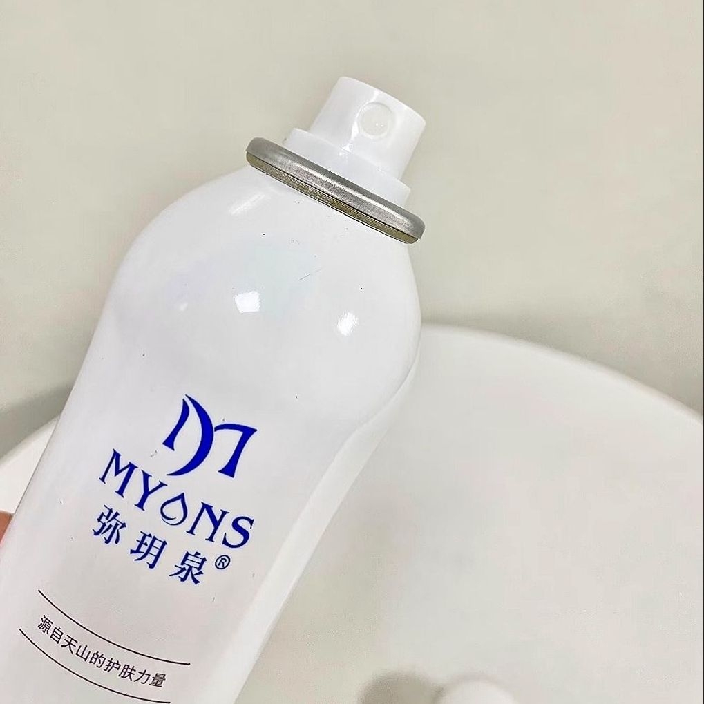 这款喷雾的瓶身设计挺简洁的，拿在手里手感