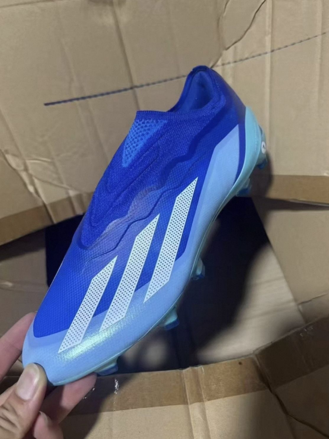 冰蓝渐变Crazyfast无鞋带！边路突破利器💙