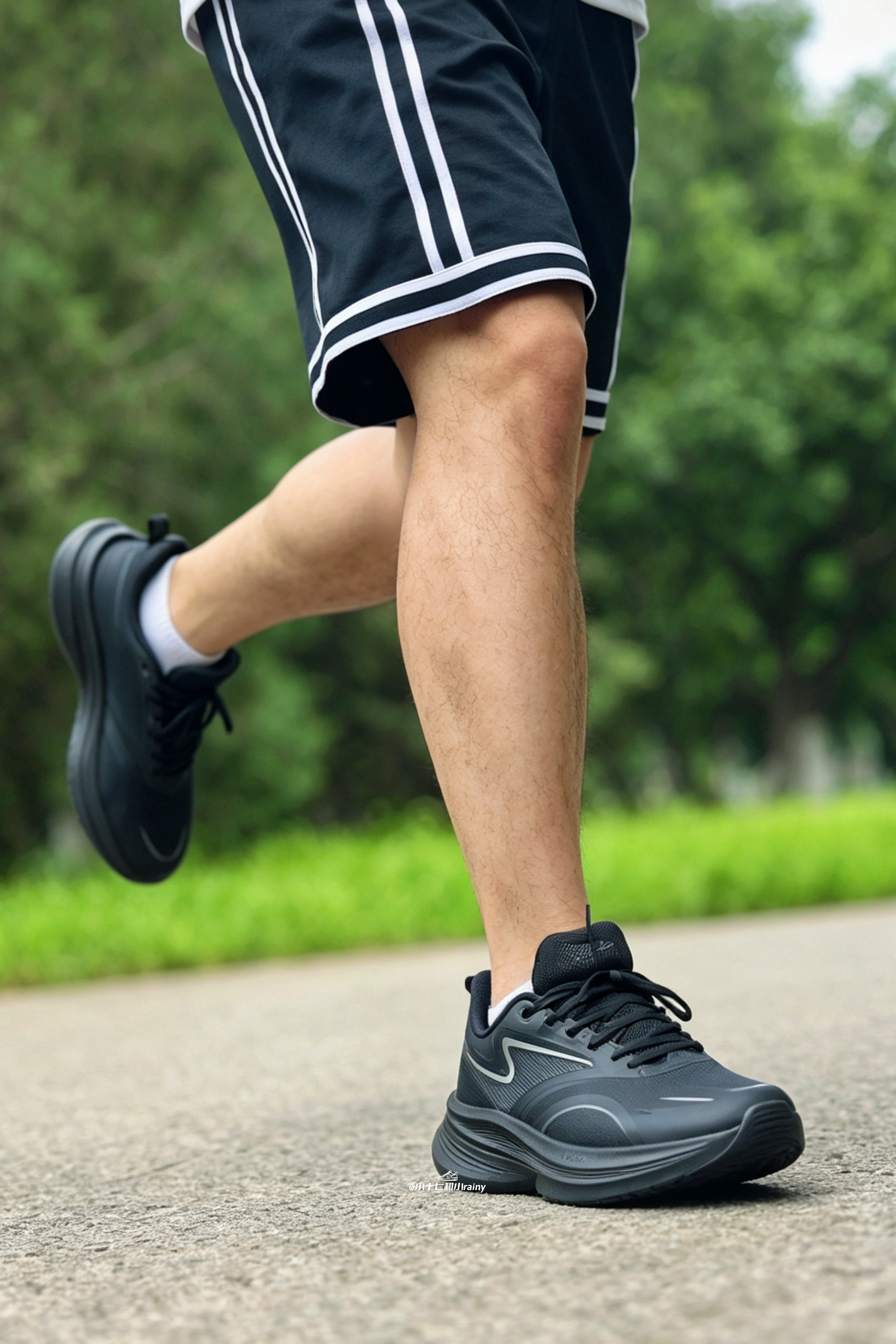 夏日暴雨也不怕！黑武士防水跑鞋，通勤慢跑全场景适配🌧️