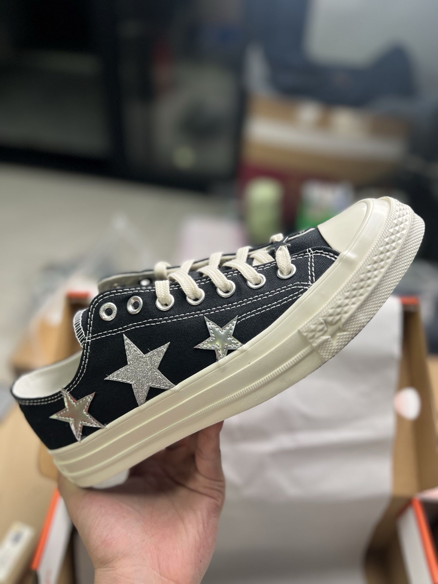 匡威星星印花帆布鞋打开鞋盒真是让我眼前一亮哎