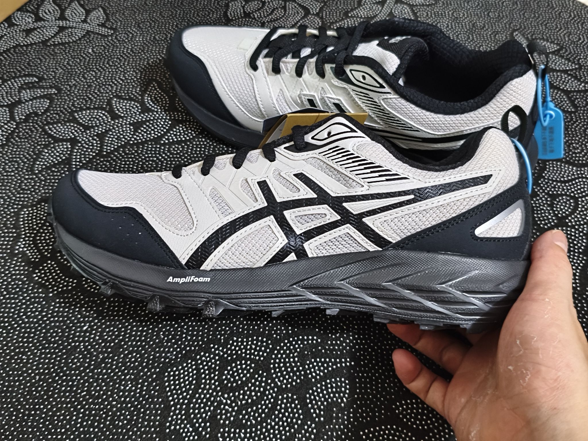 Asics Sonoma CN 白黑太百搭了！通勤轻越野一双搞定