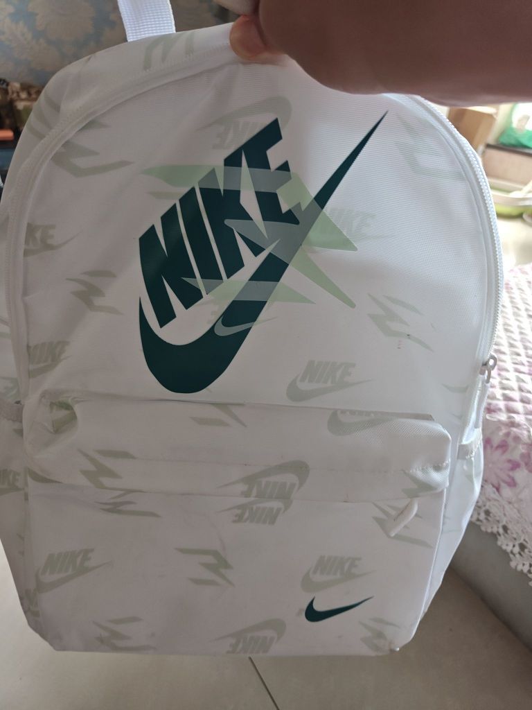 Nike这款双肩包颜值真的绝！清新白绿配