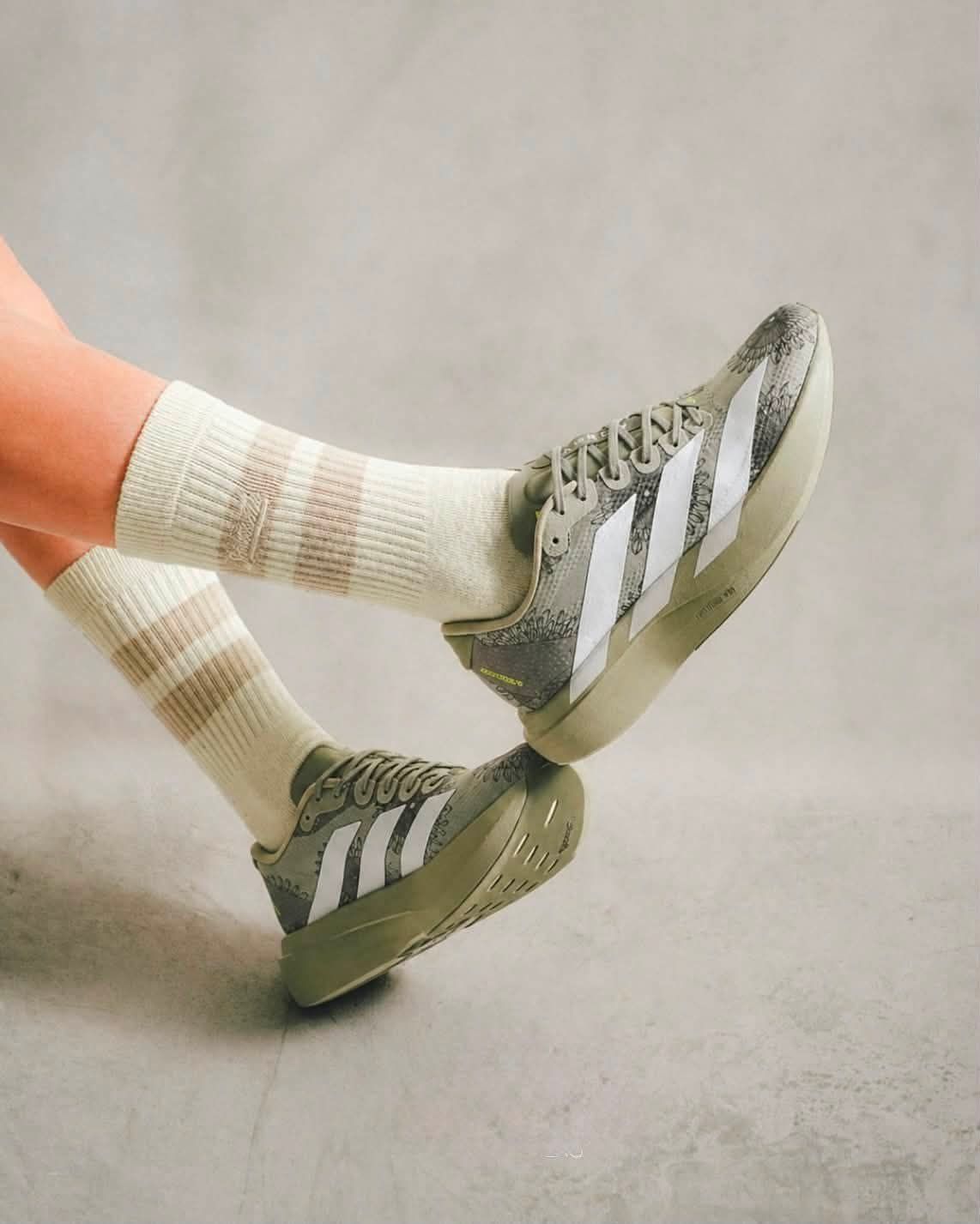 阿迪Adizero Evo Sl军绿暗纹｜超轻竞速训练跑鞋全方位解析