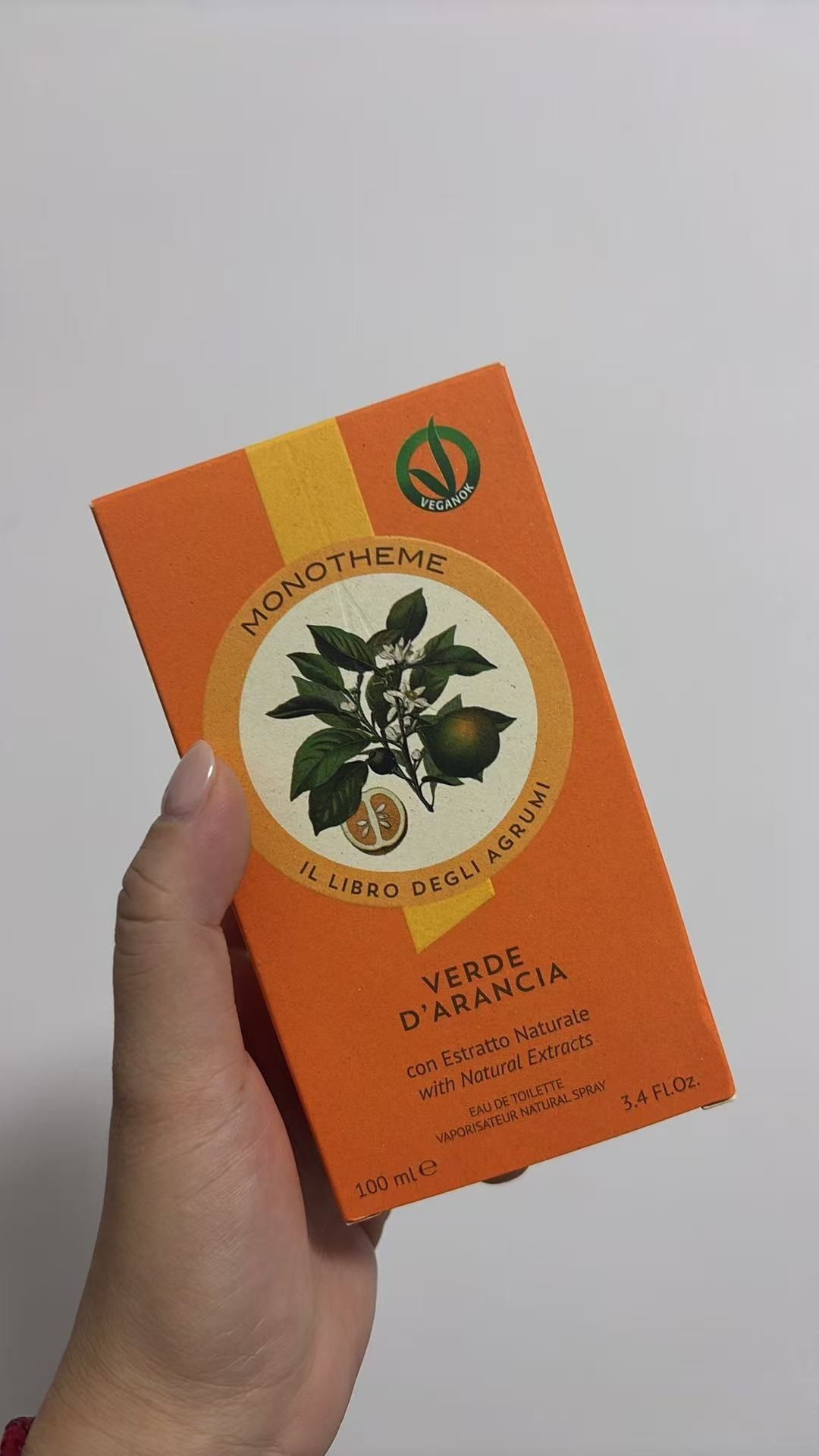 Monothème大橙子香水，是威尼斯小众香氛品牌“柑橘之书”系列的代表作，瓶身与包装以明亮橙色为主