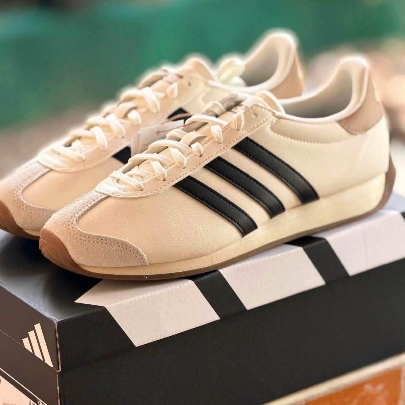 复古通勤神鞋|adidas RUNVISTA米黑三条杠生胶德训鞋