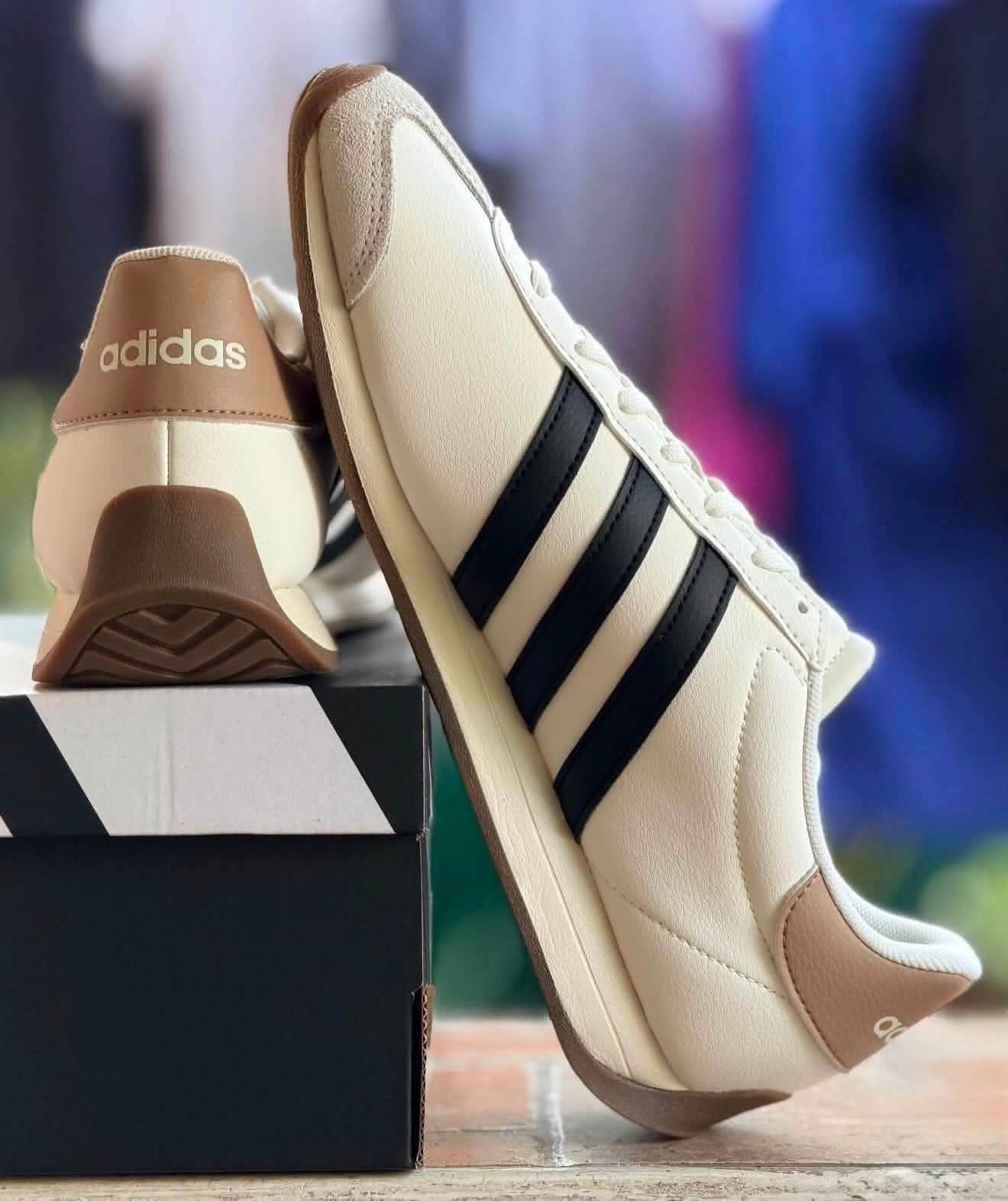 复古通勤神鞋|adidas RUNVISTA米黑三条杠生胶德训鞋