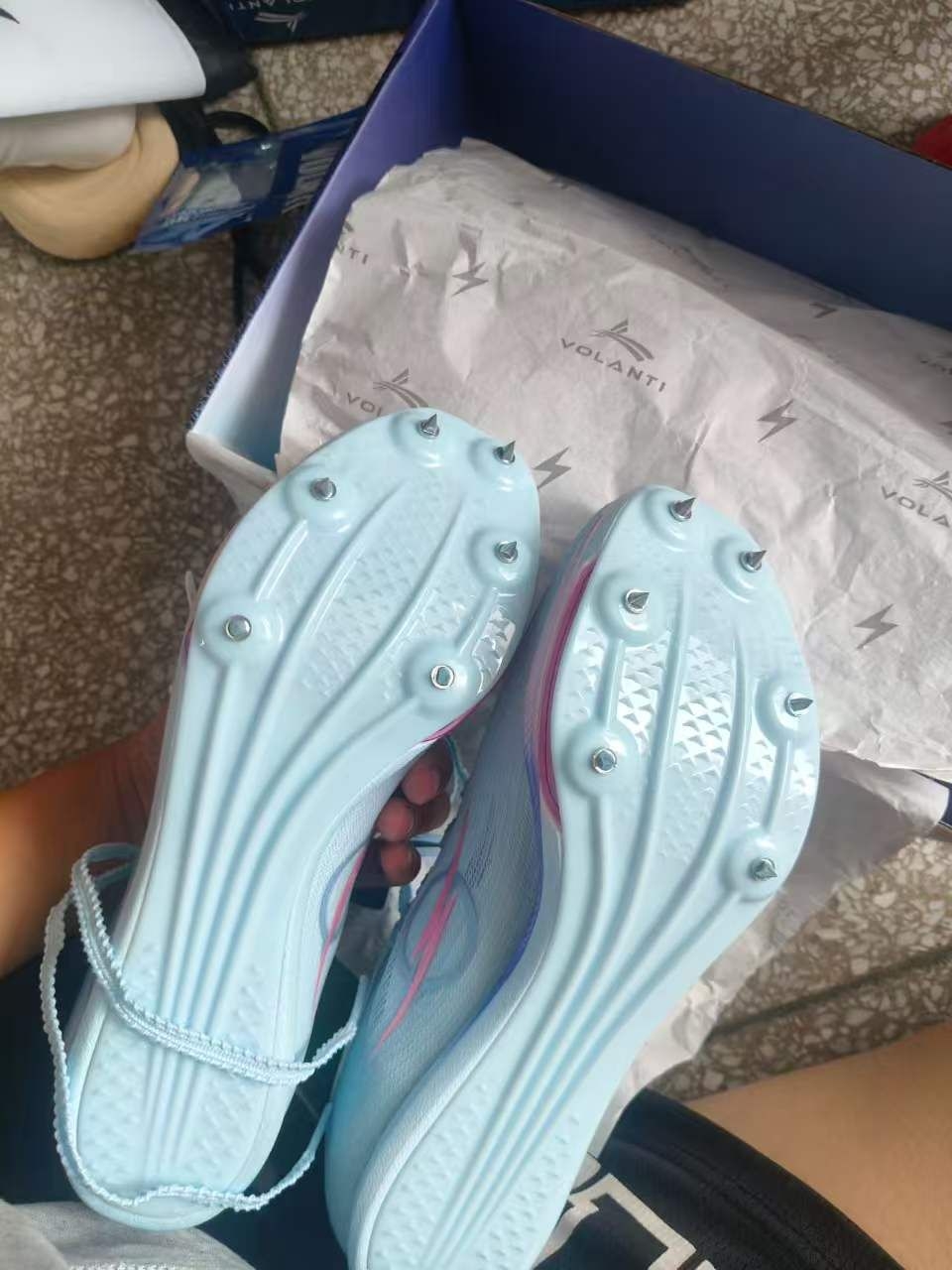 这双鞋子非常好看，很合适，用来训练也非常