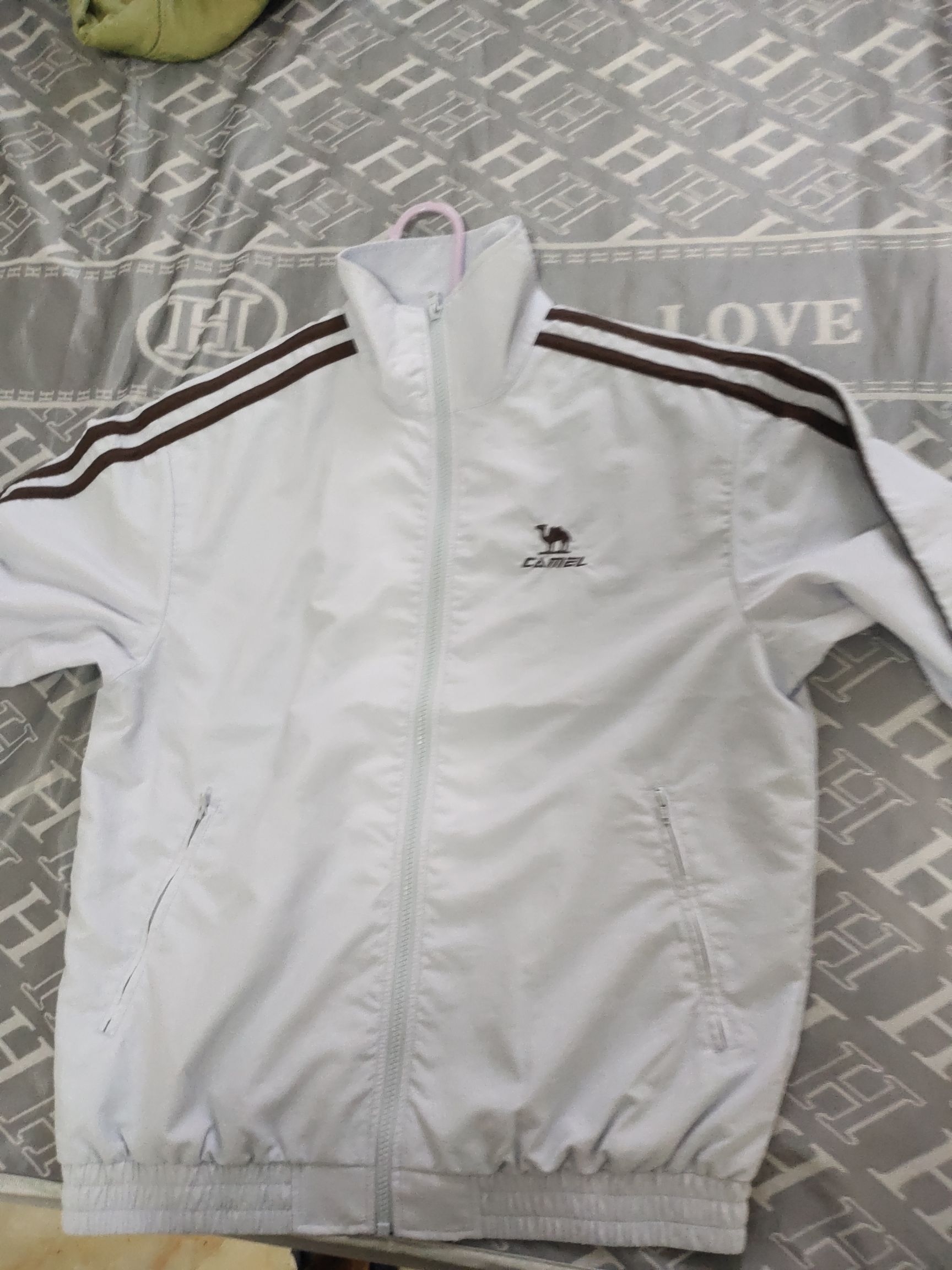 衣服很轻也很薄，穿起来挺舒服的， 颜色和外观好看，薄薄一层还能防水很适合春秋天使用，衣服的做工也很好