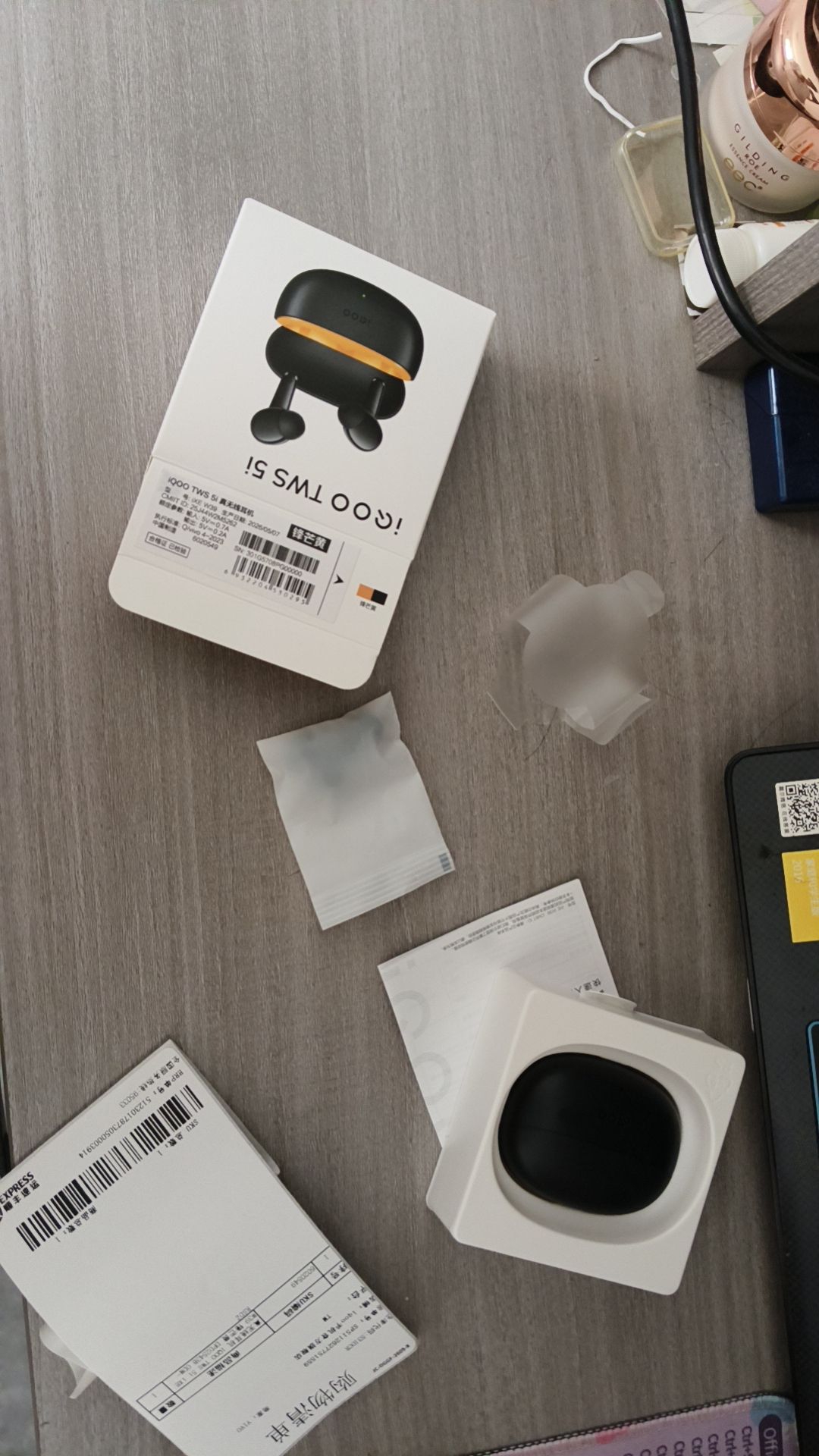 体验还可以 耳机还是有点瑕疵 有时候会卡