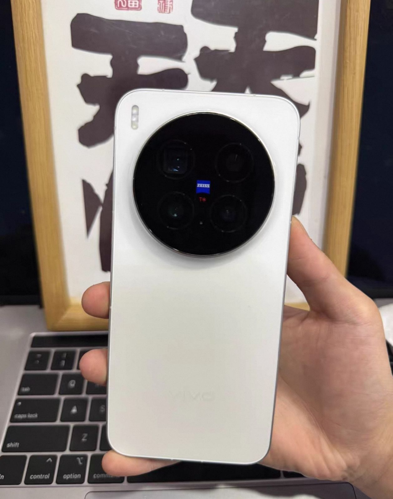 ViVO X300Pro16加512G，纯原机器无拆无修，成色很新，仅一处特别特别小的小磕碰，