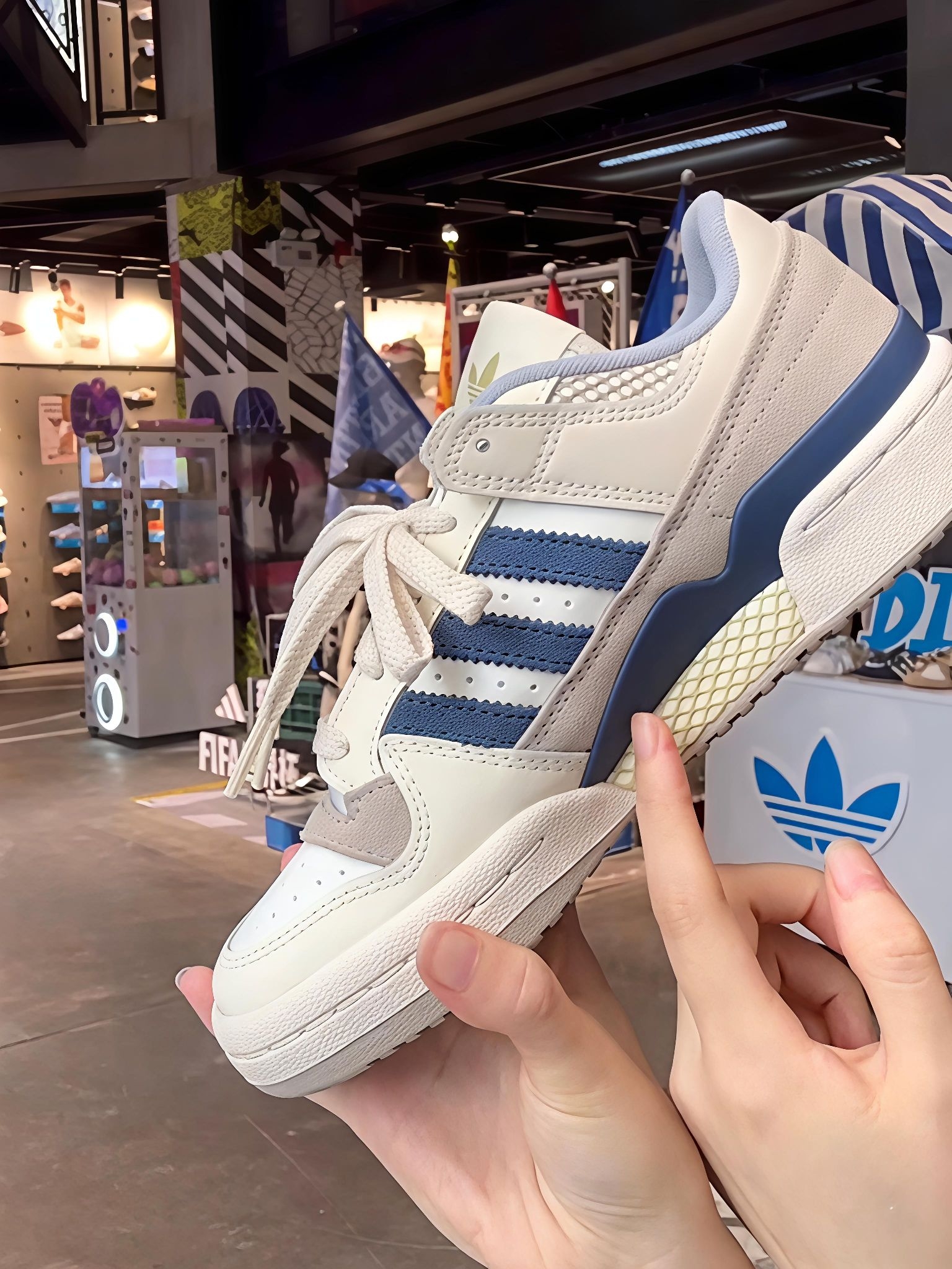 奶呼呼浅米蓝！adidas FORUM CL复古板鞋太好搭