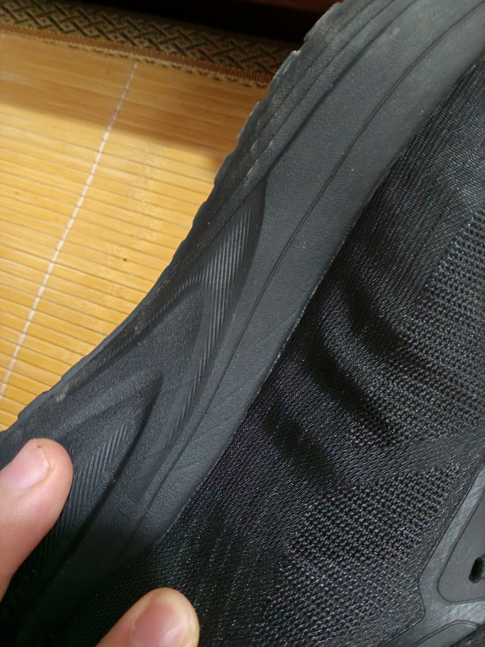 乔丹体育的小白1.0底子超级软，不信你试试，包裹也特别好，是跑鞋年轻一代中的佼佼者，高性价比。💐