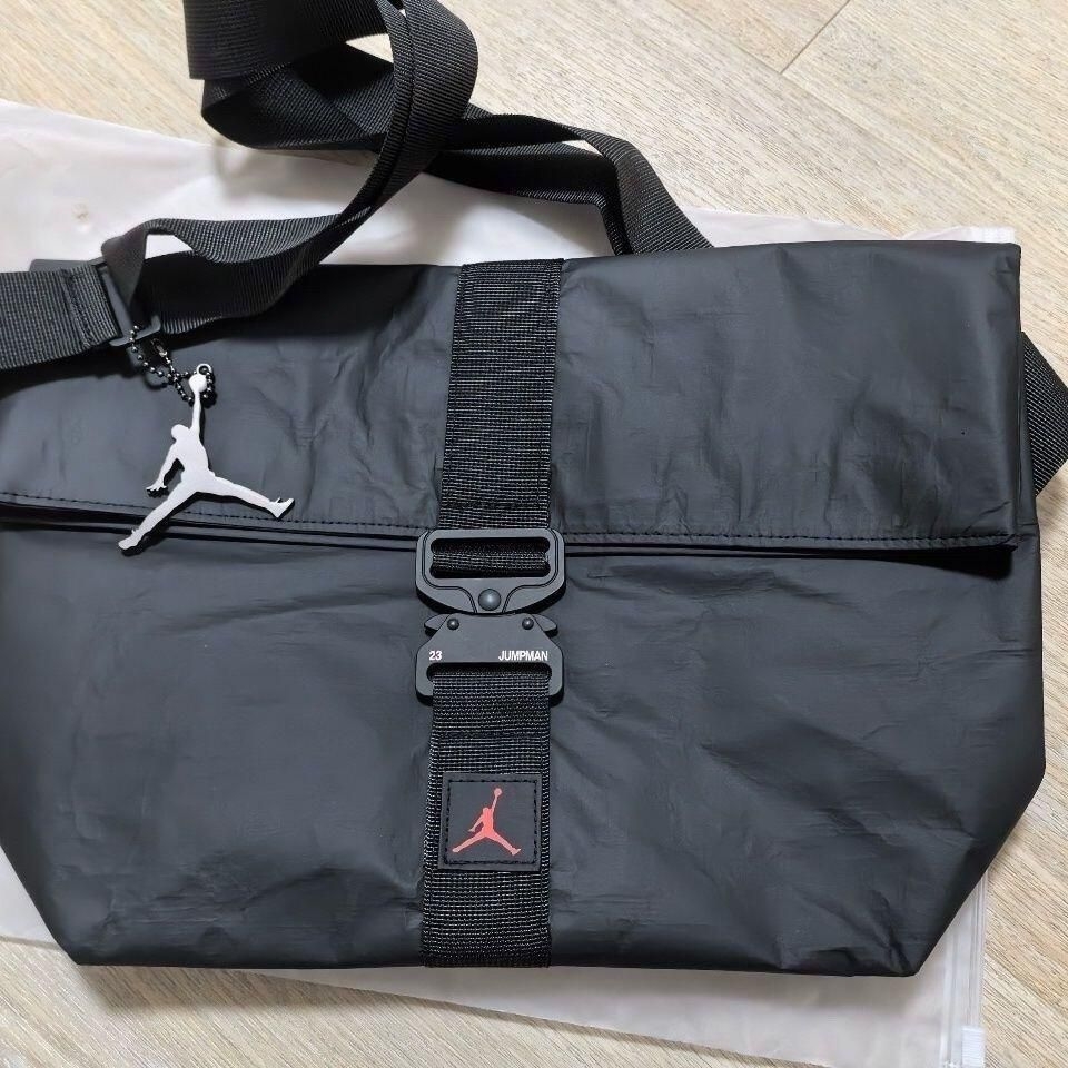 Jordan黑色机能斜挎邮差包，卡扣设计，男生通勤出街上身效果怎么样？