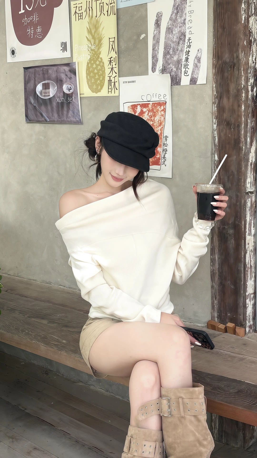 秋日咖啡店出街穿这套米白露肩卫衣配卡其短裤,美式辣妹感拉满