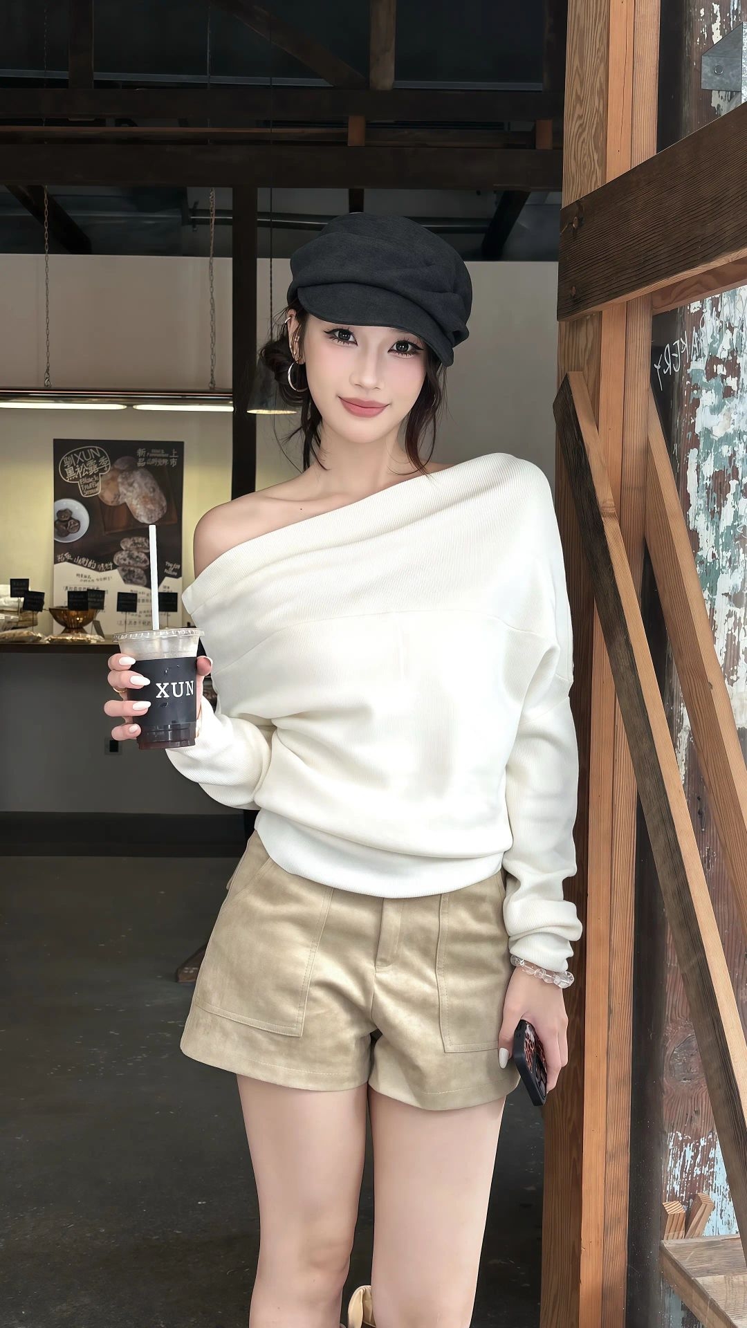 秋日咖啡店出街穿这套米白露肩卫衣配卡其短裤,美式辣妹感拉满